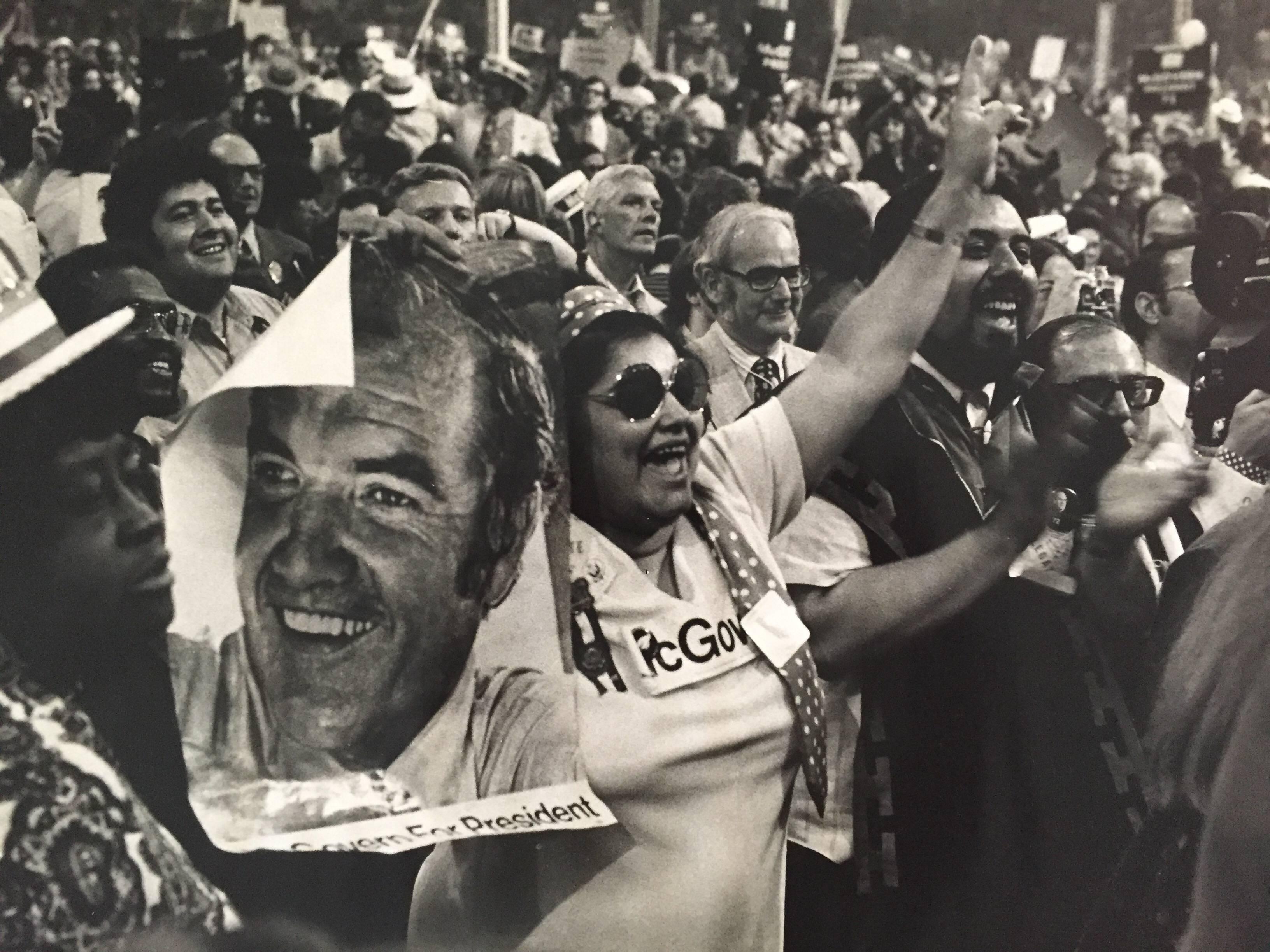 Fred McDarrah Black and White Photograph – Supporter von George McGovern für Präsident