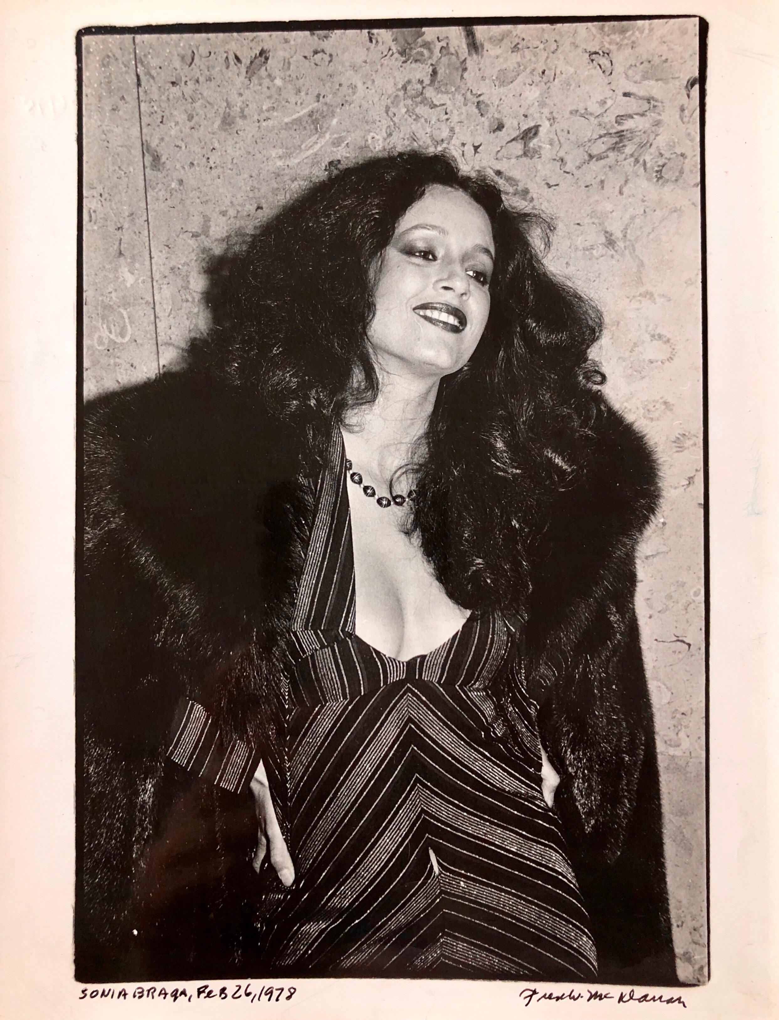 Fred McDarrah Black and White Photograph – Silber-Gelatine-Druck, signierte Fotografie der brasilianischen Schauspielerin Sonia Braga, Vintage