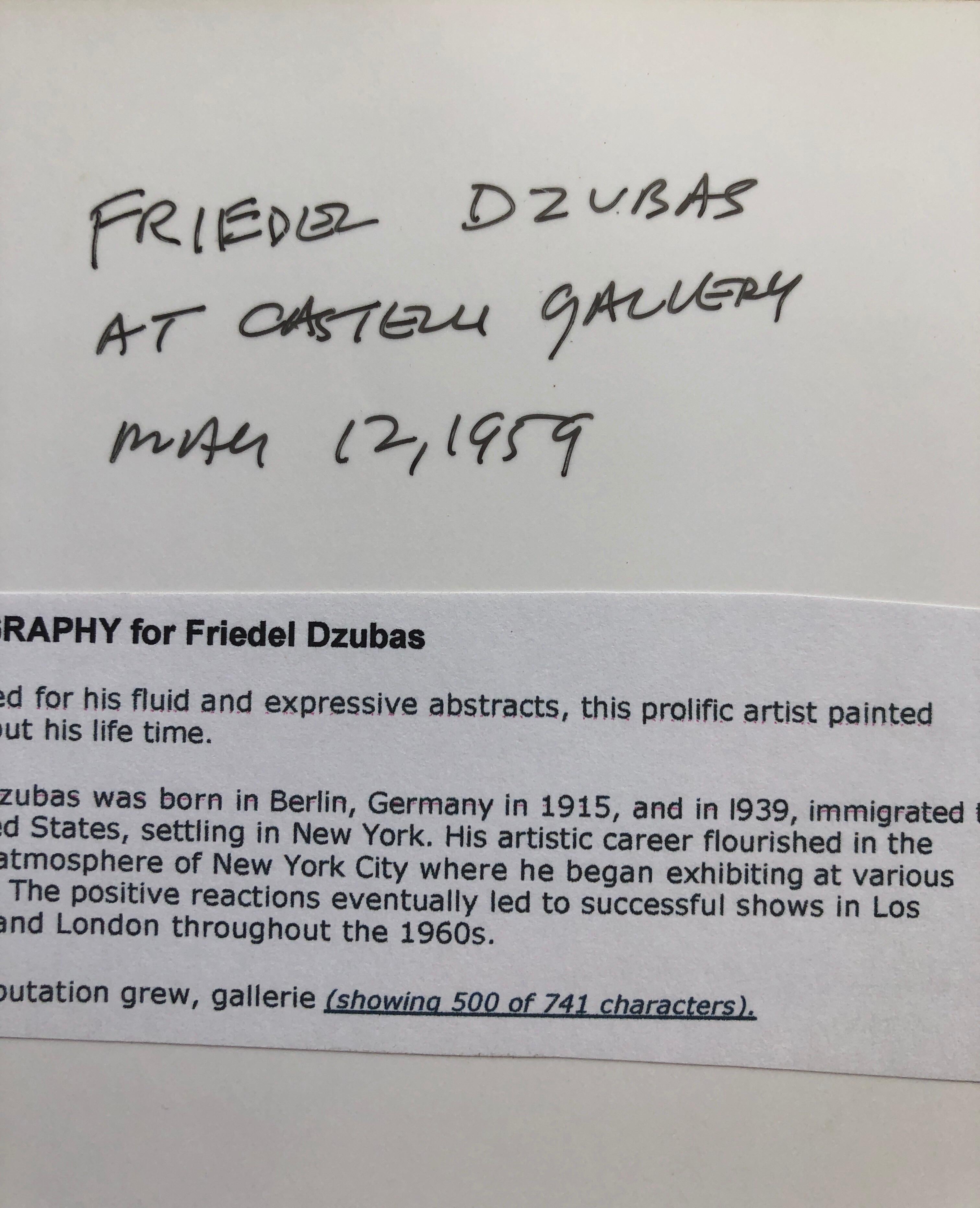  Dies ist ein Foto von Friedl Dzubas (Abstrakter Expressionist) in der Castelli Gallery, signiert in Tinte und mit Fotografenstempel verso und handschriftlichem Titel.

Über einen Zeitraum von 50 Jahren dokumentierte McDarrah den Aufstieg der
