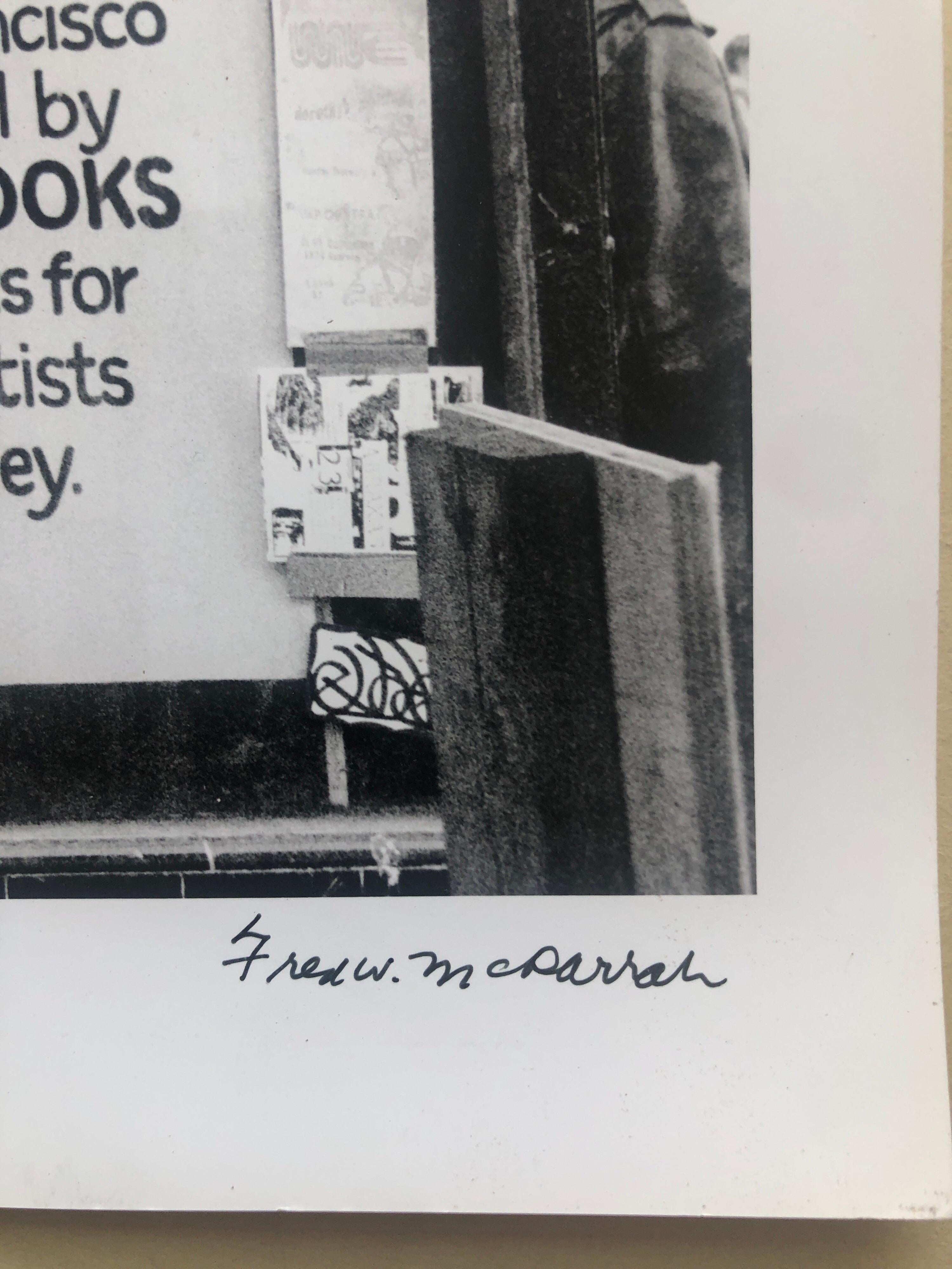 Vintage-Silber-Gelatine-Druck, signierte Fotografie, Jack Kerouac Street, Schild, signiert – Photograph von Fred McDarrah