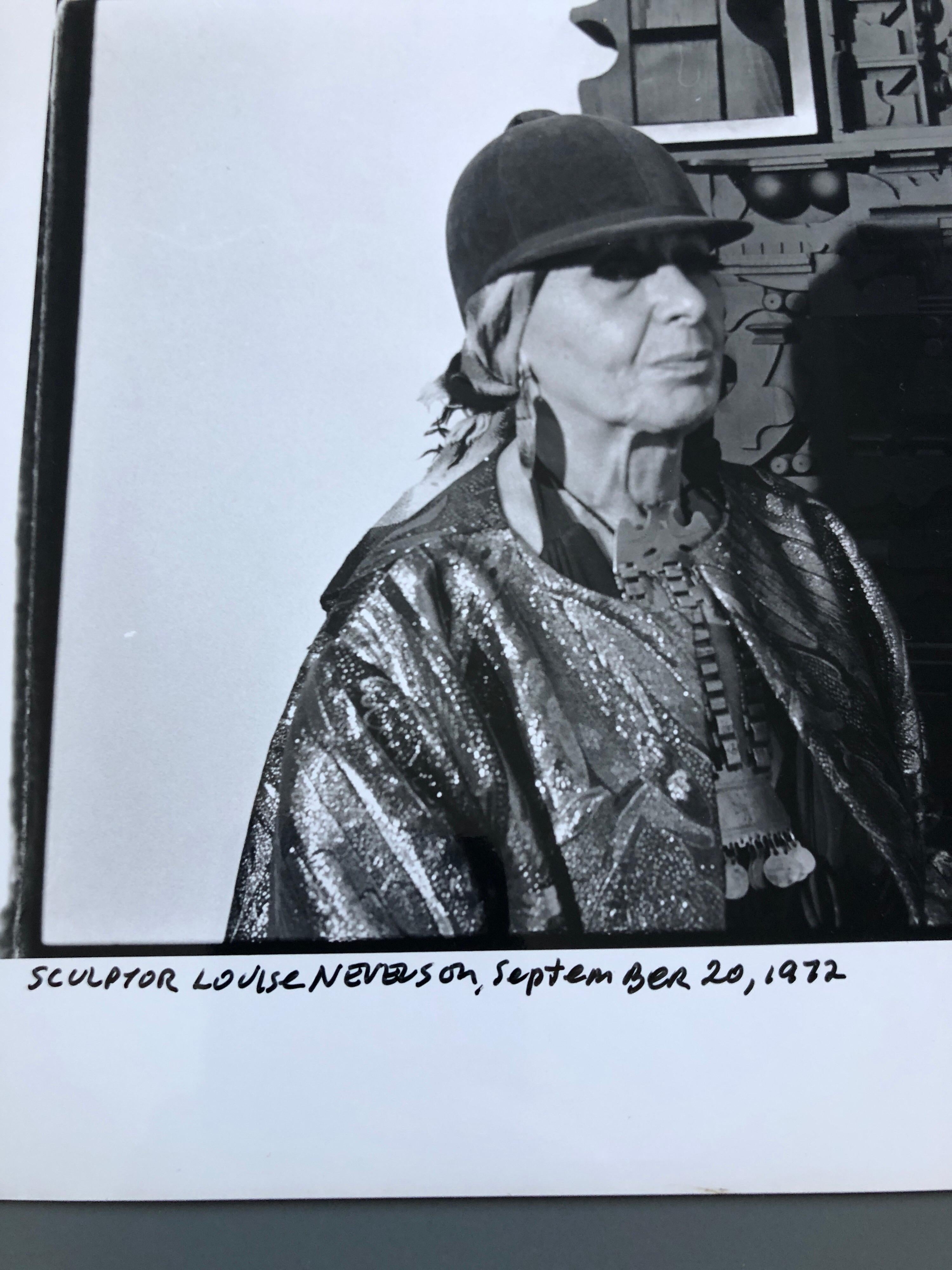 signiert in Tinte und mit Fotografenstempel verso und handschriftlichem Titel.

Louise Nevelson (23. September 1899 - 17. April 1988) war eine amerikanische Bildhauerin, die für ihre monumentalen, monochromen hölzernen Wandarbeiten und Skulpturen im