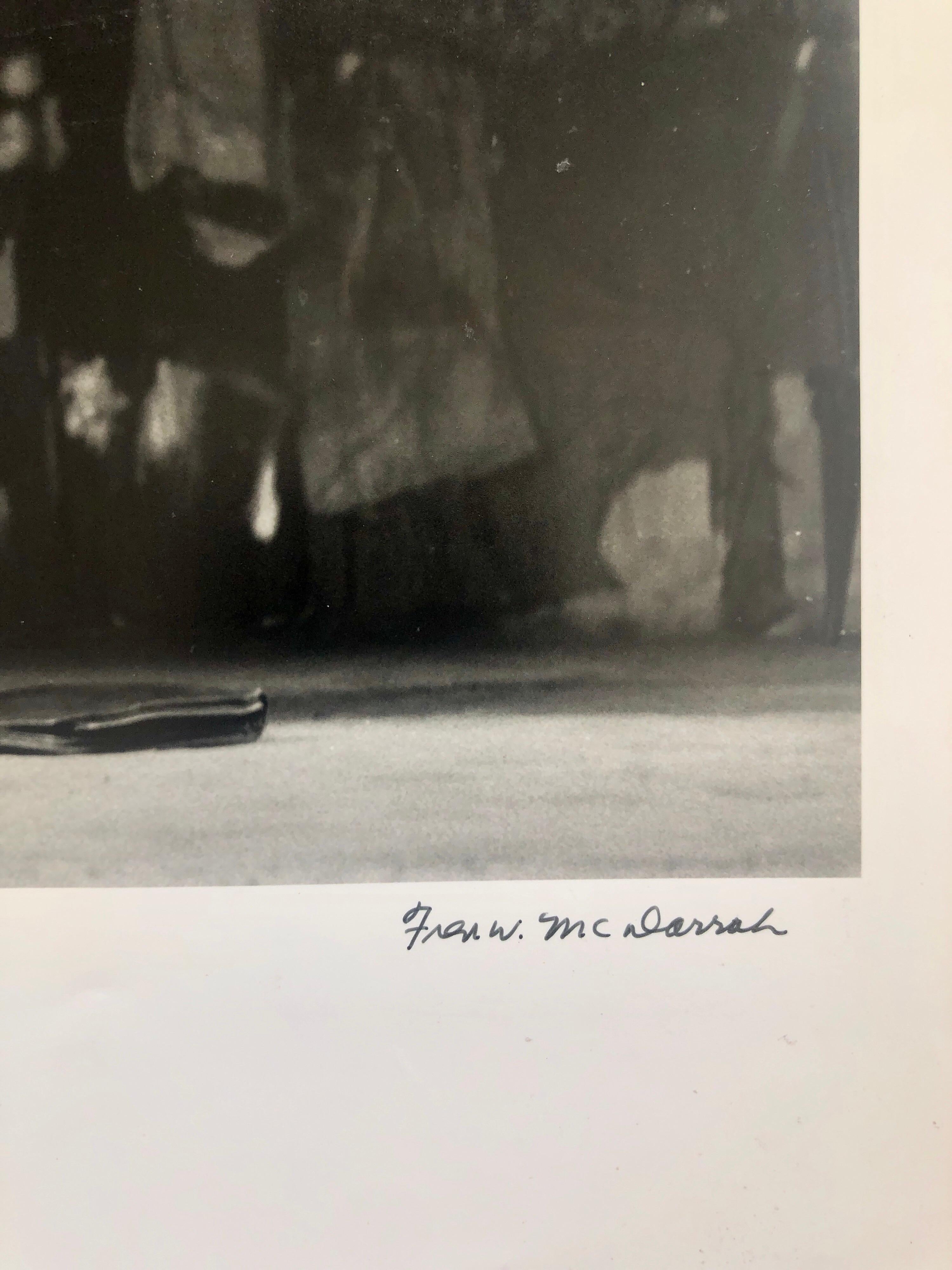 Allen Ginsberg lisant Howl et d'autres poèmes au Living Theater en 1959.
signé à l'encre, avec le cachet du photographe au verso et le titre écrit à la main.
IRWIN Allen Ginsberg 1926 - 1997 était un poète, philosophe et écrivain américain. Il est