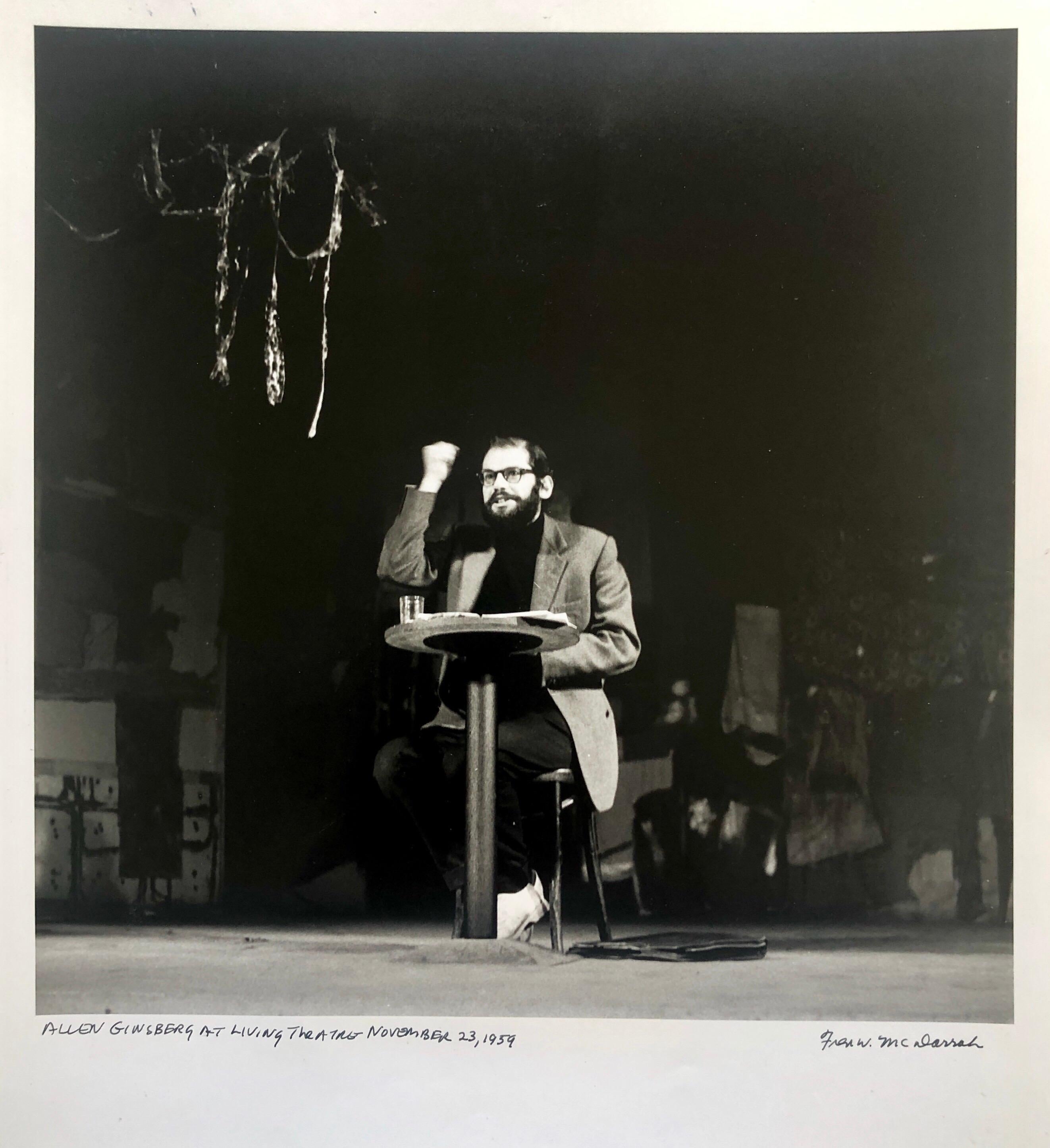Figurative Photograph Fred McDarrah - Imprimé vintage gélatino-argentique signé du poète Allen Ginsberg Howl Photo