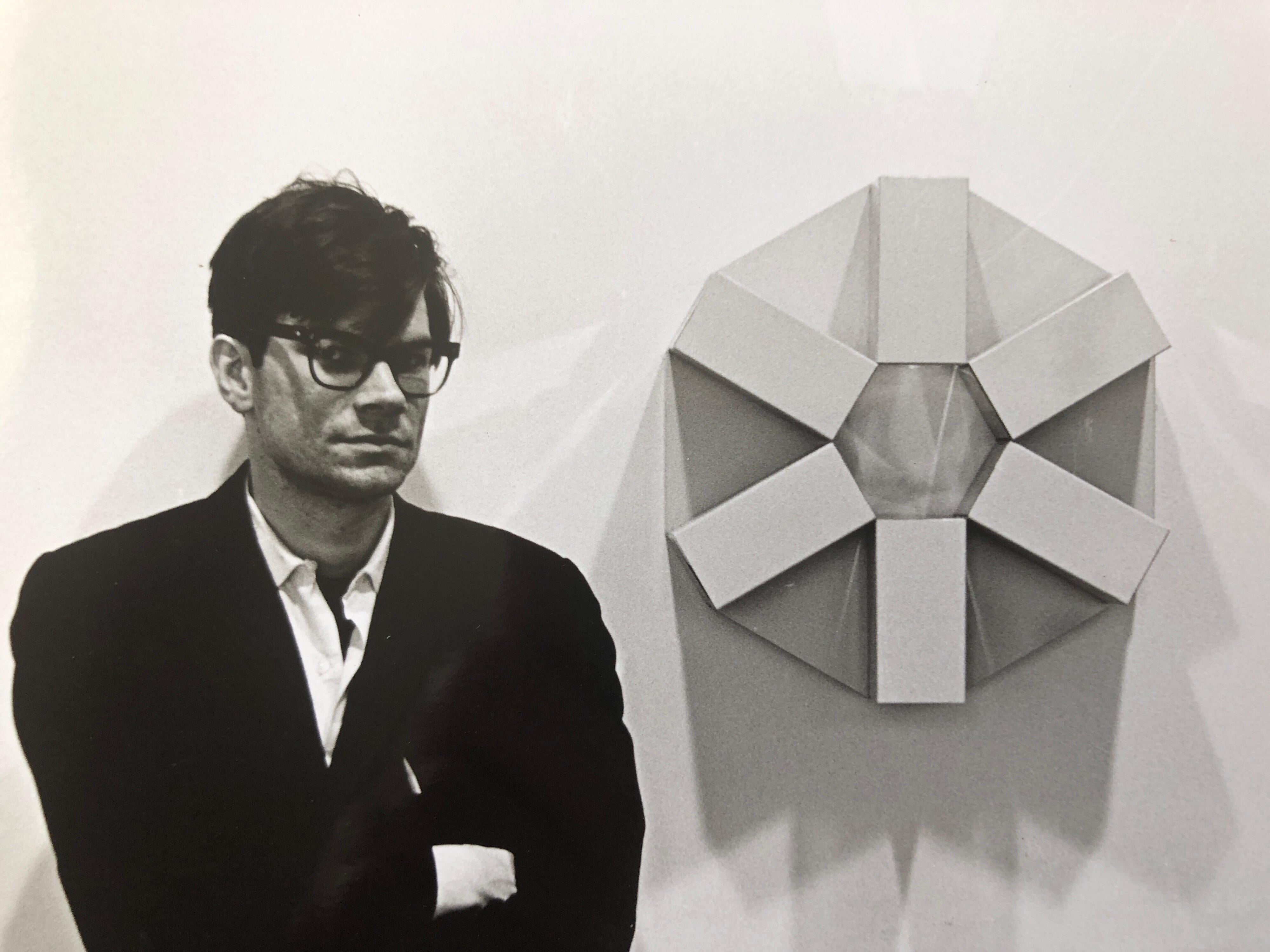 Robert Smithson (2 janvier 1938 - 20 juillet 1973) est un artiste américain qui a utilisé la photographie en relation avec la sculpture et le land art.
signé à l'encre, avec le cachet du photographe au verso et le titre écrit à la main.

Sur une