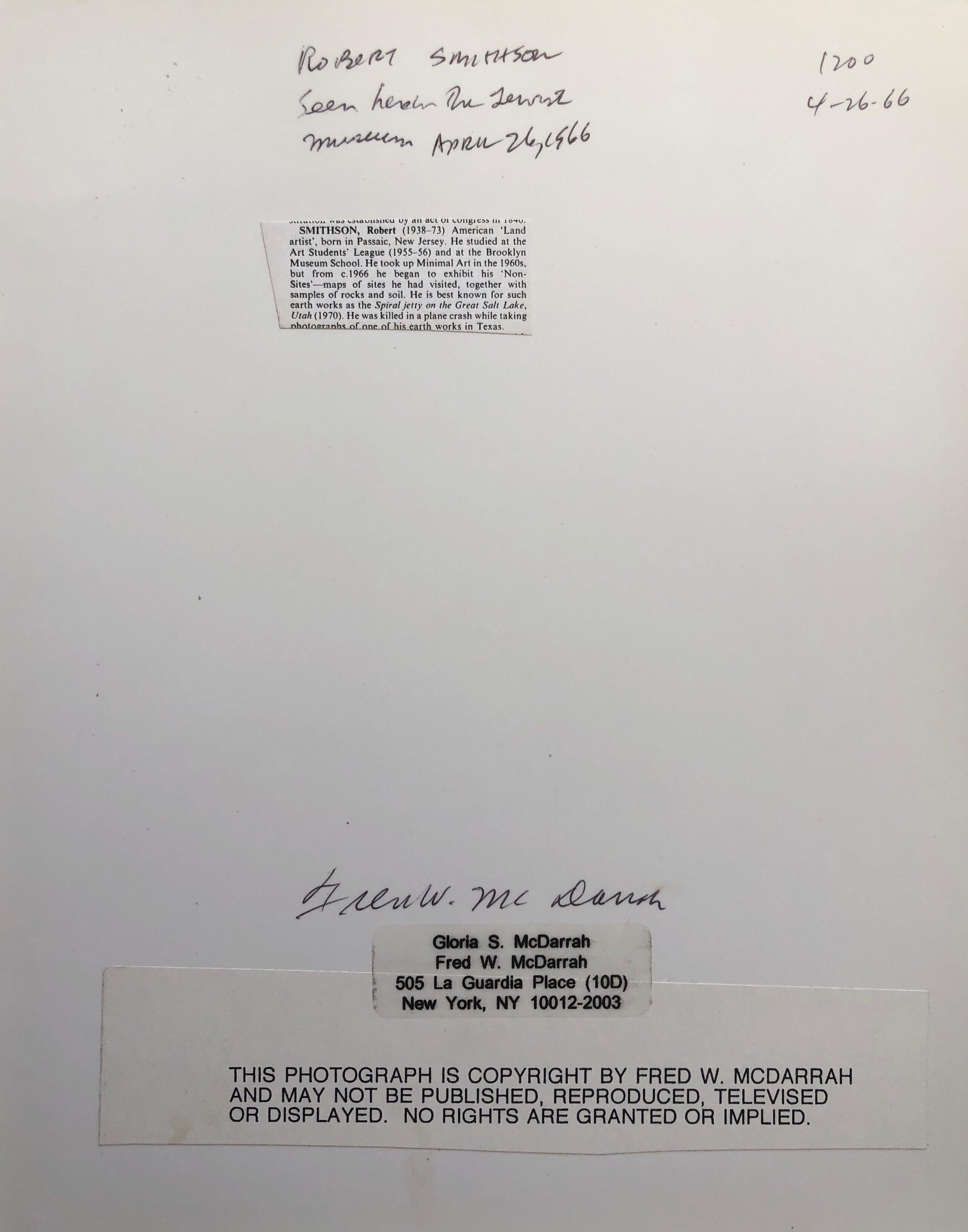 Robert Smithson (2 janvier 1938 - 20 juillet 1973) est un artiste américain qui a utilisé la photographie en relation avec la sculpture et le land art.
signé à l'encre, avec le cachet du photographe au verso et le titre écrit à la main.

Sur une