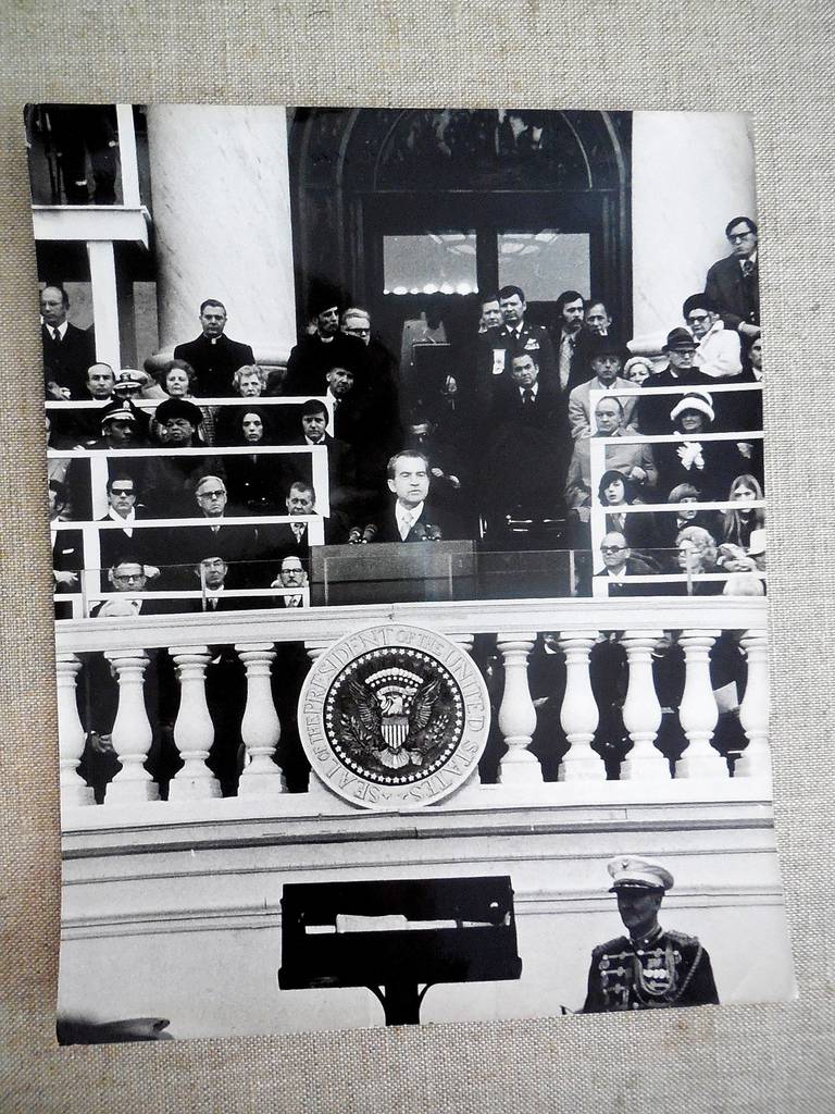 Black and White Photograph Fred McDarrah - Photgraphe vintage en gélatine argentée signé Richard Nixon