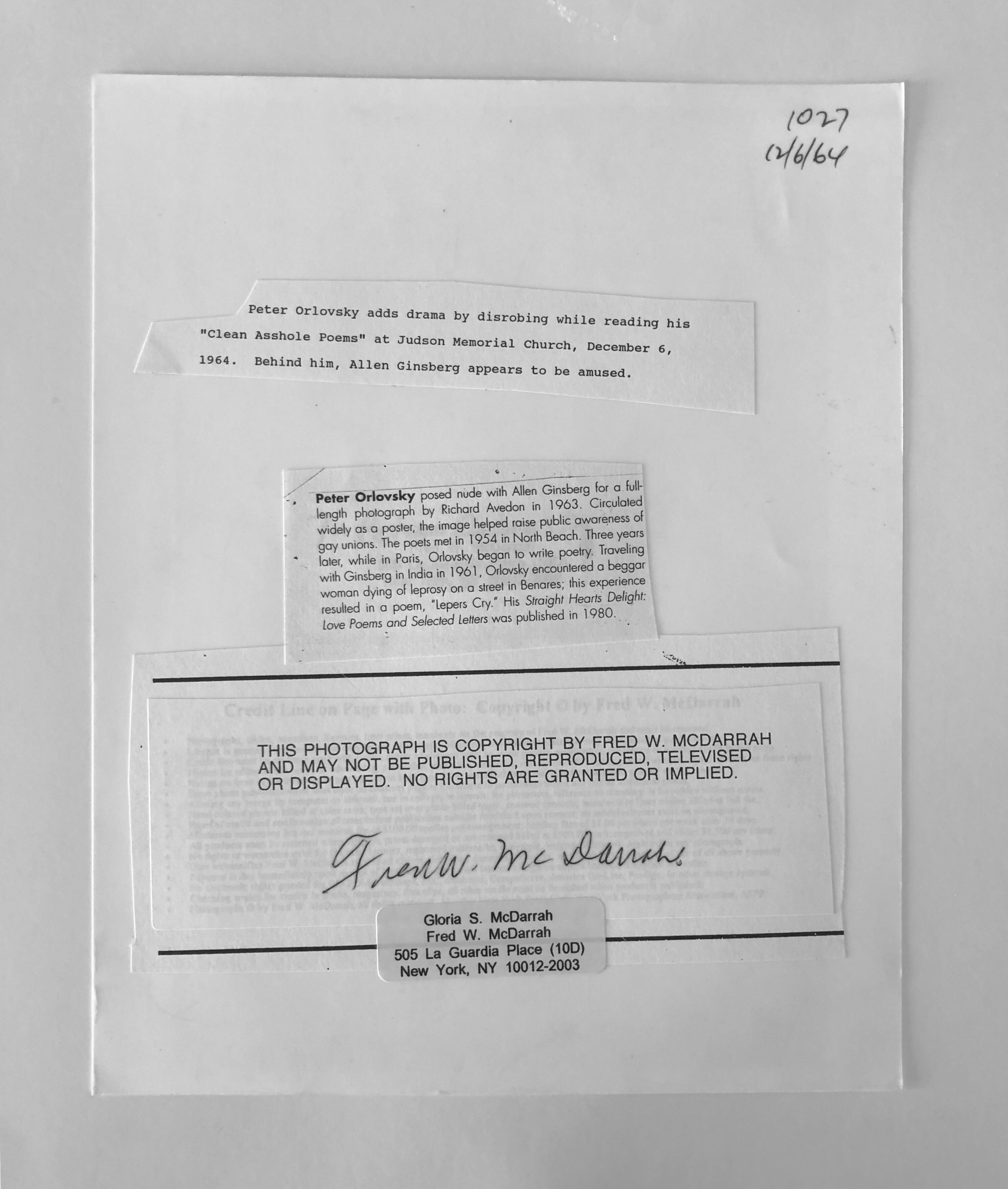 Peter Orlovsky lit un poème déshabillé à la Judson Memorial Church. Derrière lui, Allen Ginsberg - 6 décembre 1964. (par Washington Square Park à Greenwich Village, New York City).
Le photographe est Fred McDarrah 

Pendant 50 ans, Fred W. McDarrah