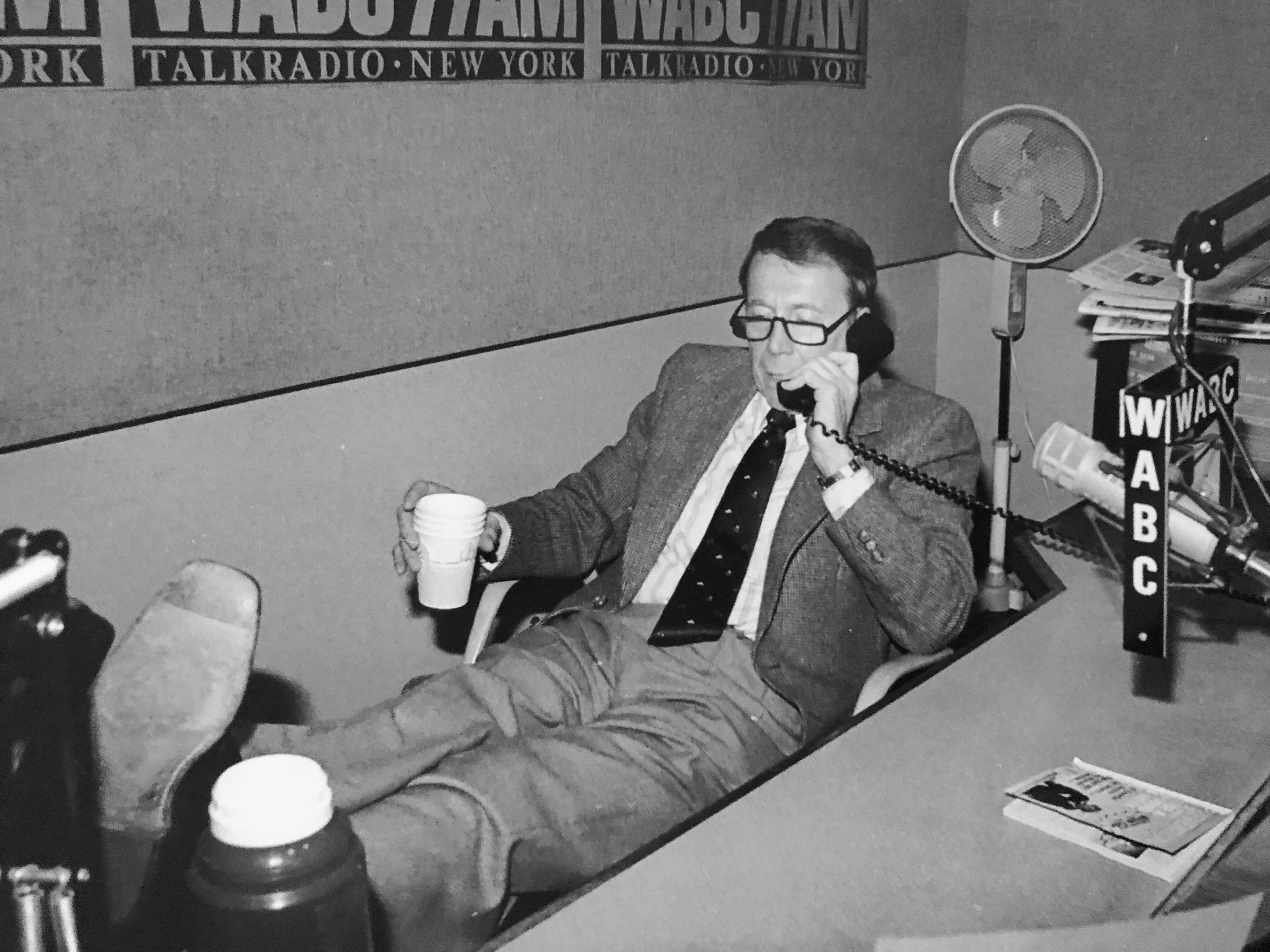 Photographie vintage signée Silver Gelatin Photo de Bob Grant Radio Personality - Argent Black and White Photograph par Fred McDarrah