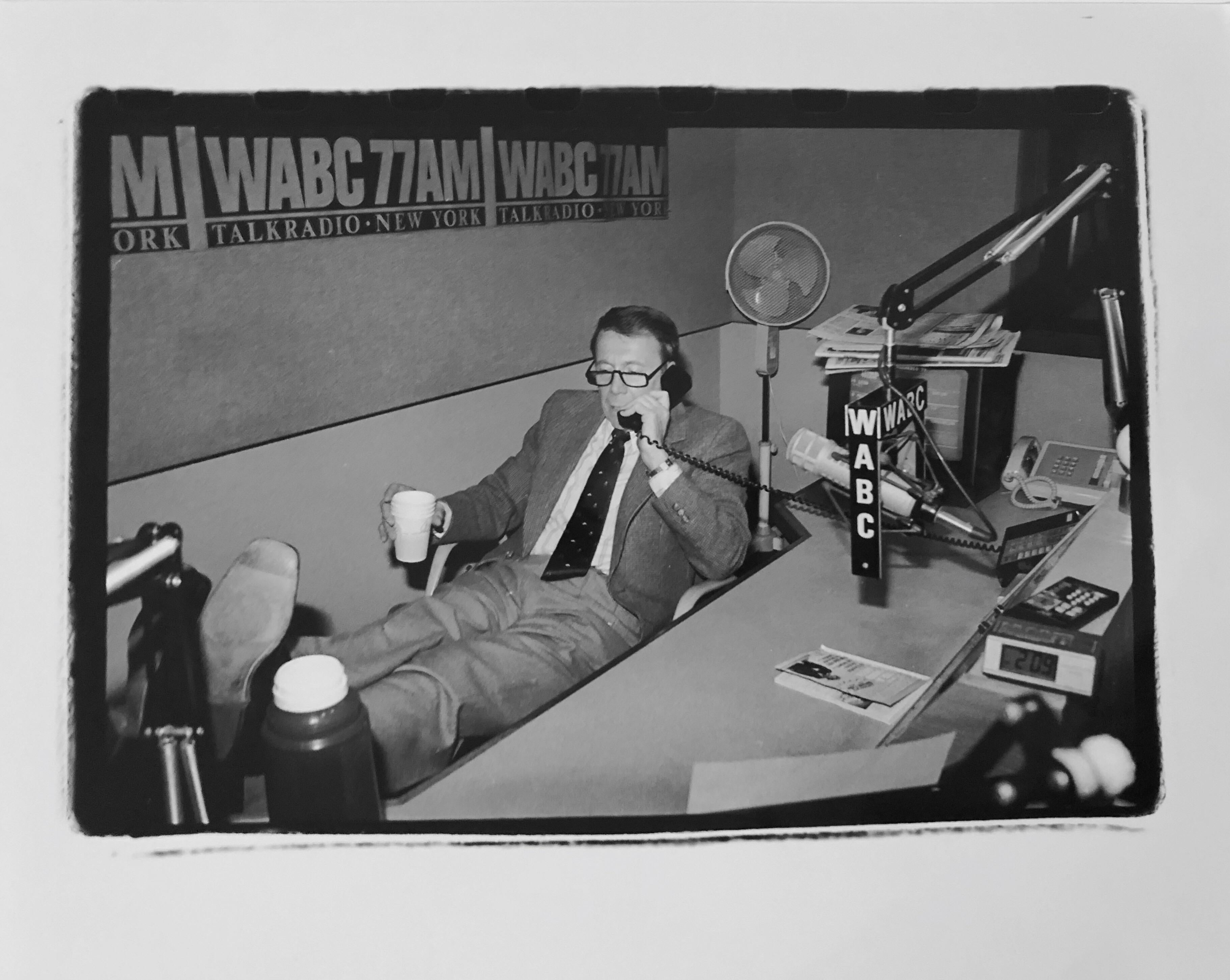 Bob Grant - Personnalité radio à WOR NYC le 10 mars 1994
Photographe Fred McDarrah 

Sur une période de 50 ans, McDarrah a documenté l'essor de la Beat Generation, le mouvement artistique postmoderne de la ville, ses acteurs off-off-Broadway, ses
