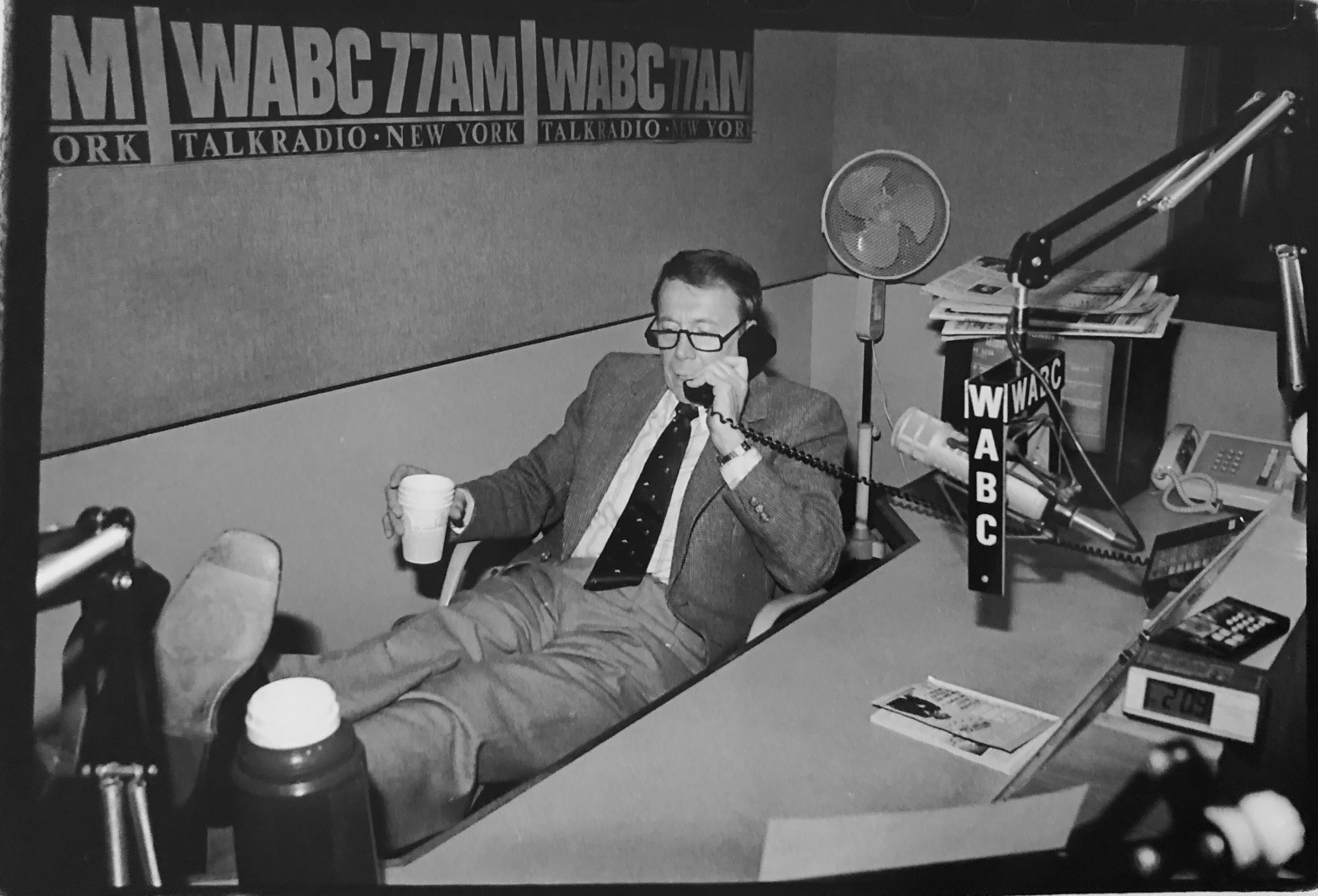 Black and White Photograph Fred McDarrah - Photographie vintage signée Silver Gelatin Photo de Bob Grant Radio Personality