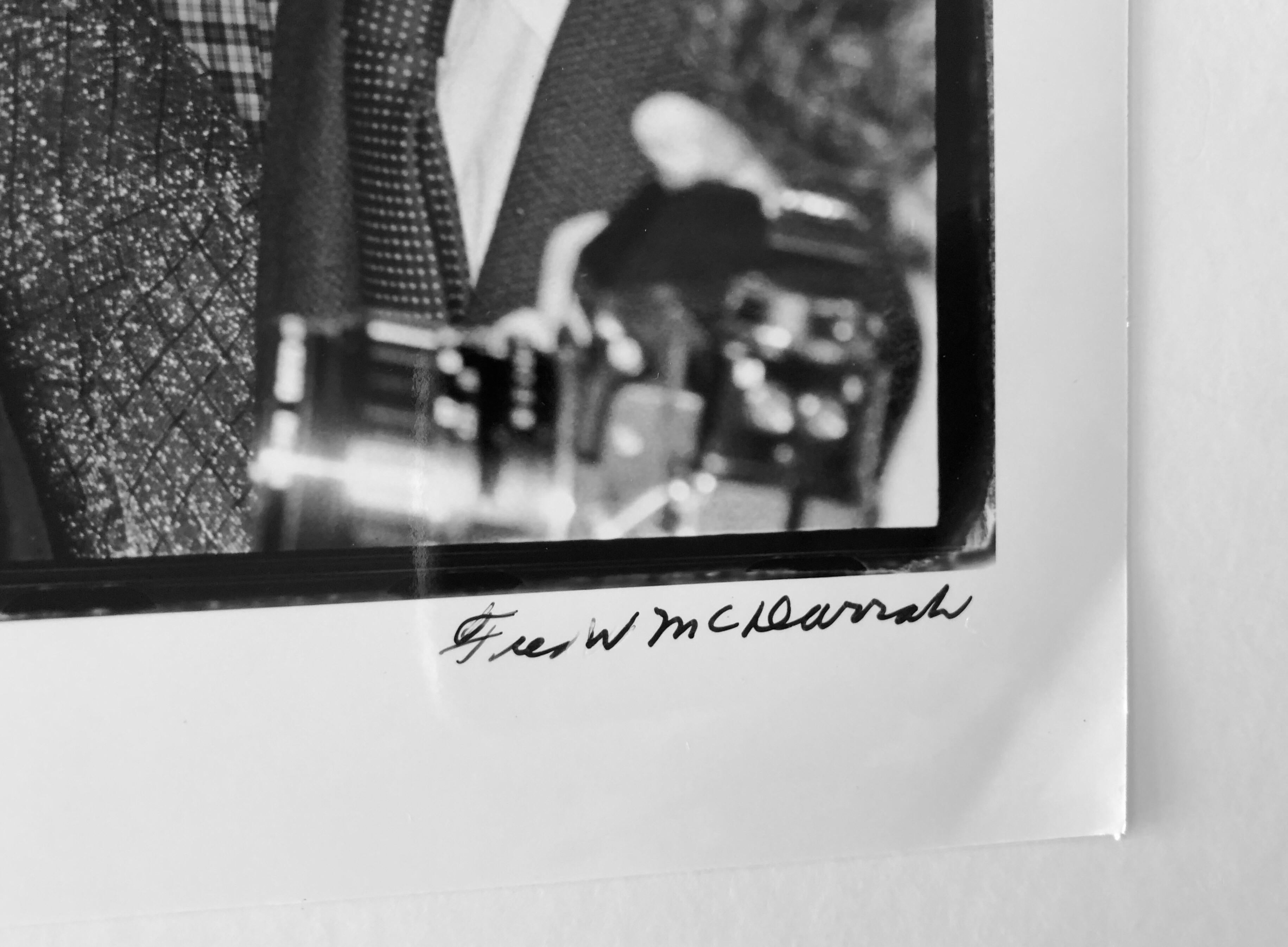 Signiert „Signiert“  Silbernes Silbergelatinefotografie, Jasper Johns, Ausstellung, Whitney Mus (Amerikanische Moderne), Photograph, von Fred McDarrah
