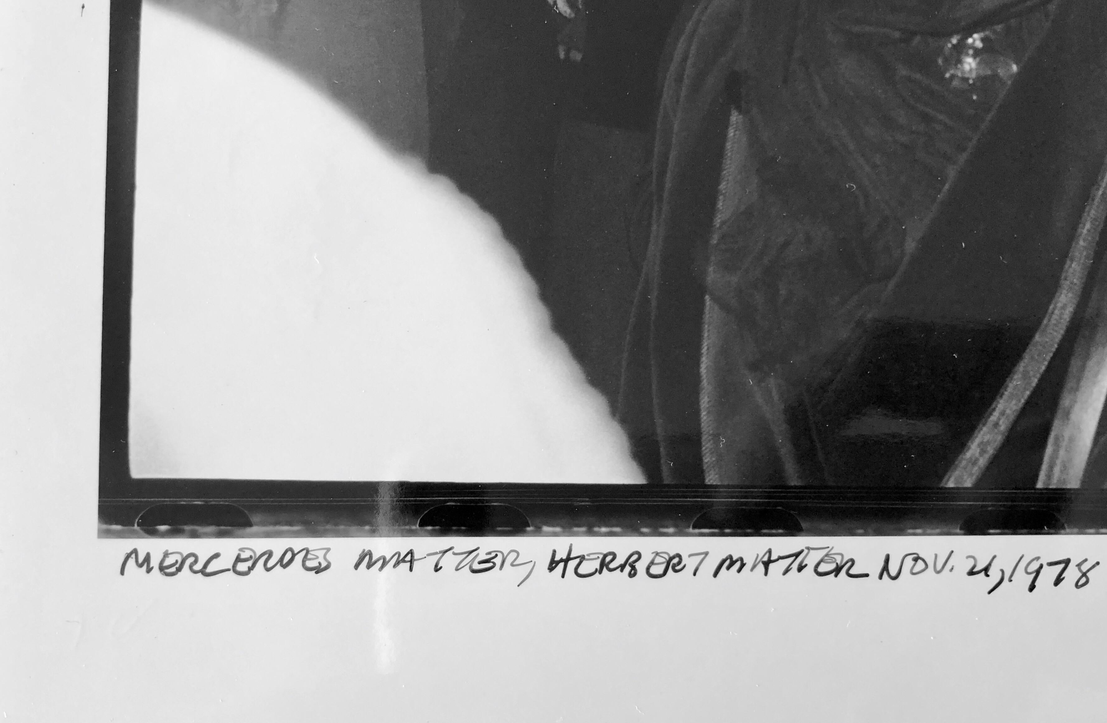 Signiert „Signiert“  Silbernes Silbergelatinefotografie, Jasper Johns, Ausstellung, Whitney Mus (Schwarz), Black and White Photograph, von Fred McDarrah