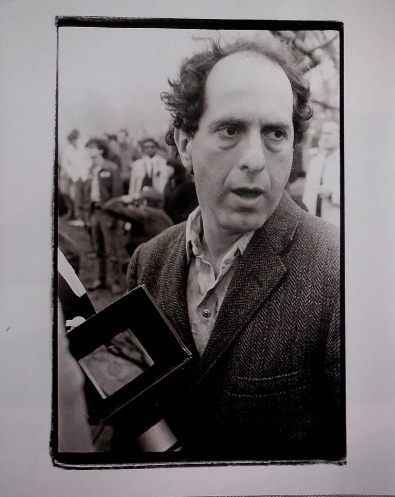 Robert Frank im Central Park. Drehen Sie einen Film während der Anti-Kriegs-Proteste. April !5 1967
Robert Frank (geboren am 9. November 1924) ist eine wichtige Persönlichkeit der amerikanischen Fotografie und des Films. Sein bekanntestes Werk, das