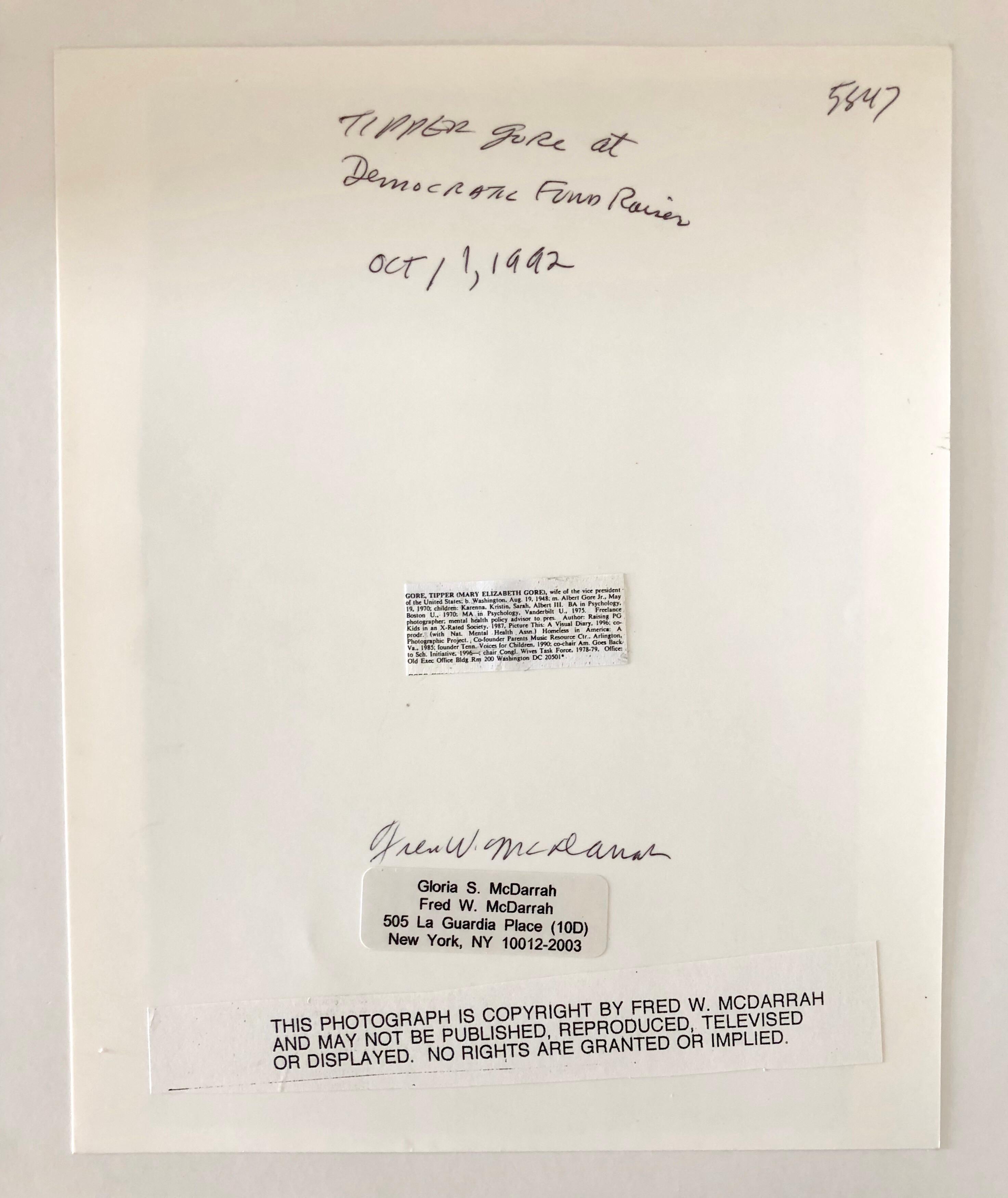 Tipper Gore lors d'une collecte de fonds démocrate 10/1/1992
Le photographe est Fred McDarrah
Pendant 50 ans, McDarrah a documenté l'essor de la Beat Generation, le mouvement artistique postmoderne de la ville, ses acteurs off-off-Broadway, ses