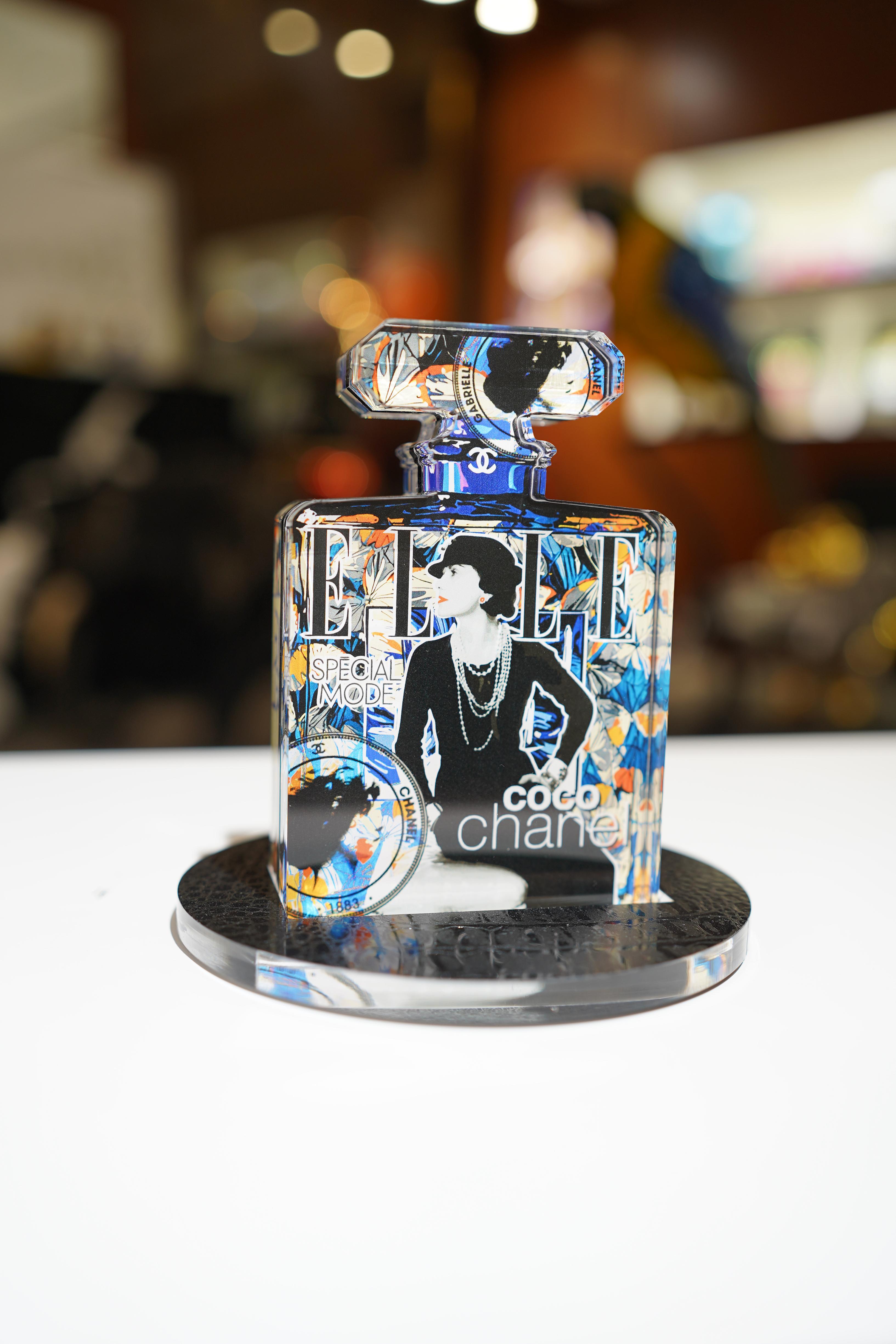 Frasco de perfume homenaje a Coco Chanel, pequeño - Figurative Sculpture Negro de fred meurice