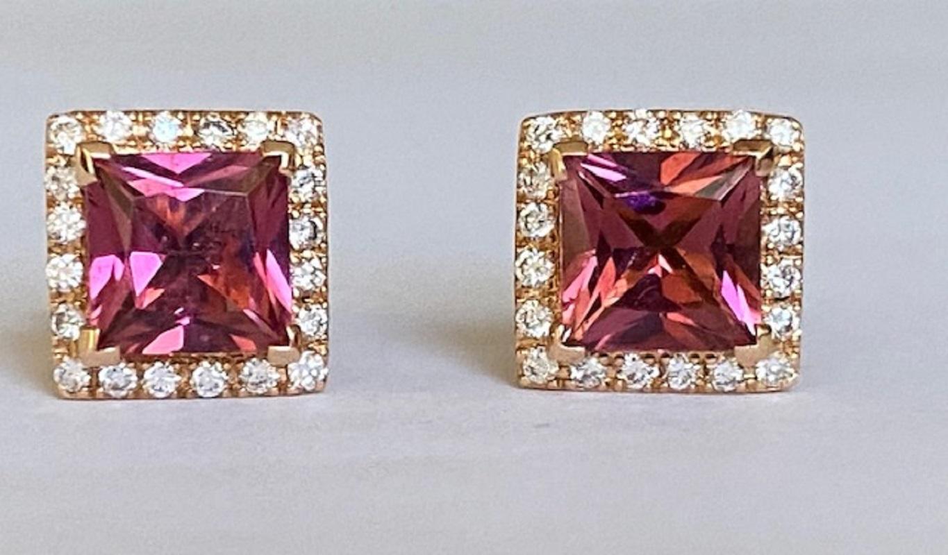 Offered in good condition, 18 kt rose gold ear studs by the Dutch designer Fred Moes. The earrings are set with two cushion cut tourmalines of approx. 2.00 ct in total, surrounded by 40 brilliant cut diamonds of approx. 0.40 ct, of G/VS quality
Gold