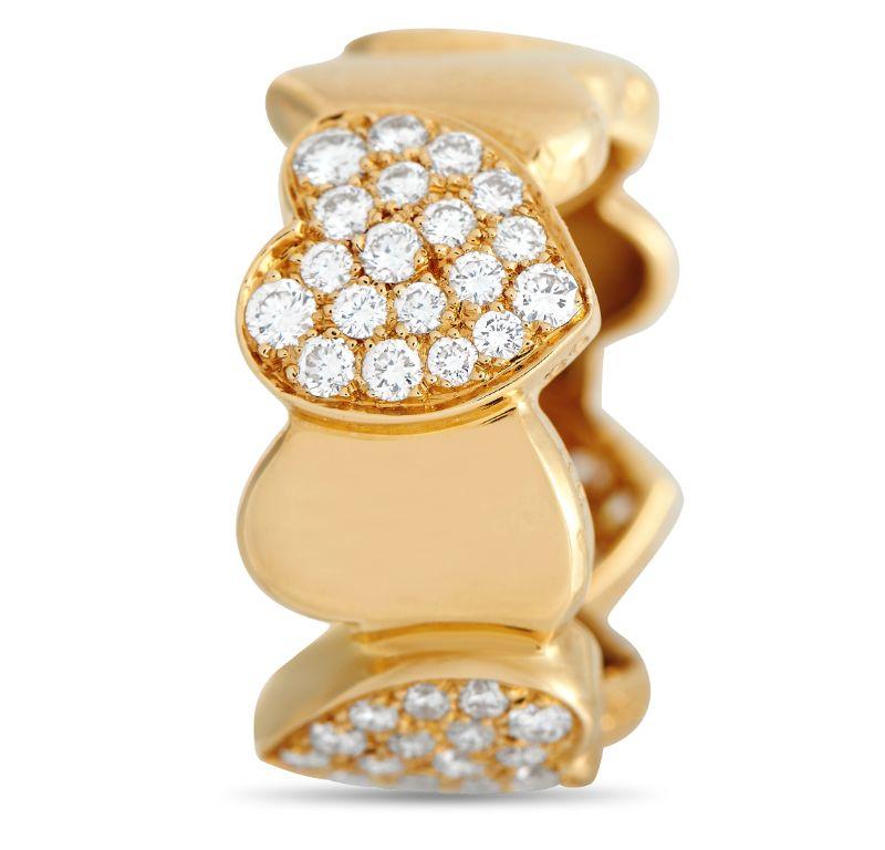 Eine Reihe von Herzmotiven aus 18-karätigem Gelbgold fügen sich zu diesem süßen, raffinierten Ring von Fred of Paris zusammen. Dieses luxuriöse Accessoire ist mit Diamanten mit einem Gesamtgewicht von 1,0 Karat besetzt. Es ist 9 mm breit und eignet