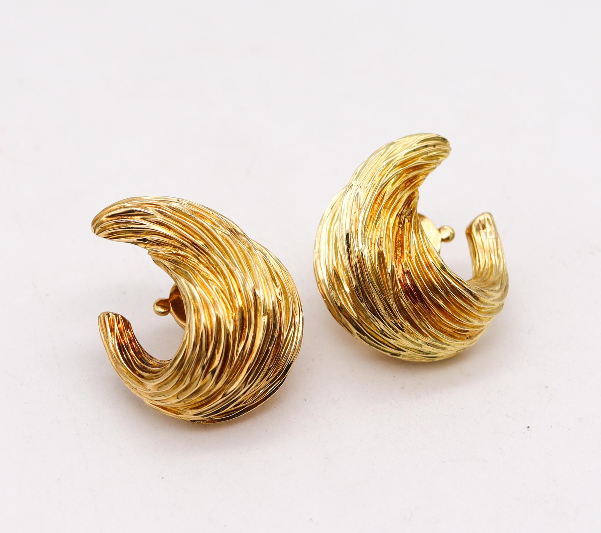Boucles d'oreilles texturées conçues par Fred Paris.

Une belle paire pour tous les jours, créée à Paris en France par la maison de joaillerie Fred, à la fin des années 1960. Ces pièces ont été façonnées en forme de flammes en or jaune riche et