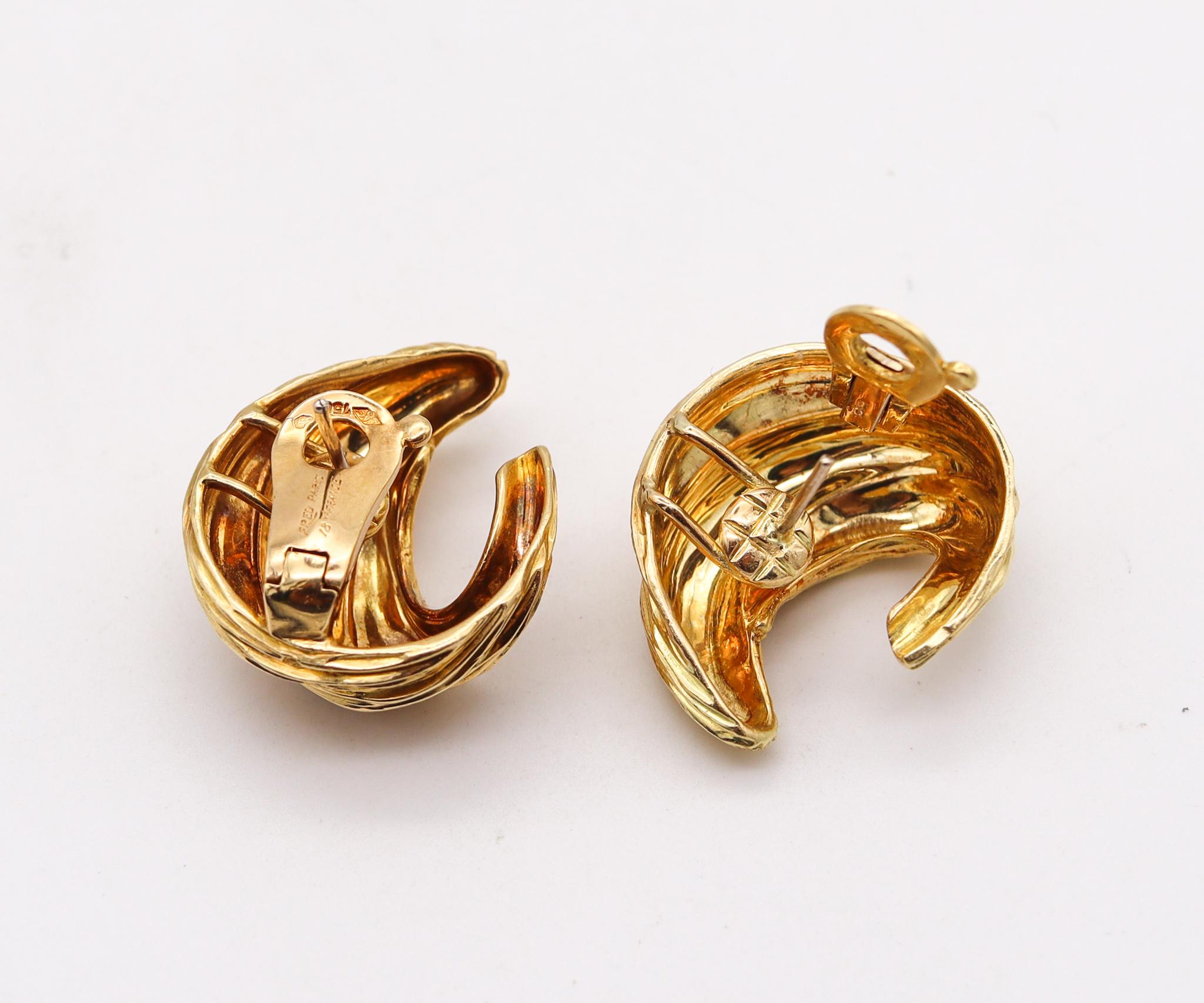 Modernist Fred of Paris 1960 Flames Curved Clips Earrings in Textured 18Kt Yellow Gold For Sale
