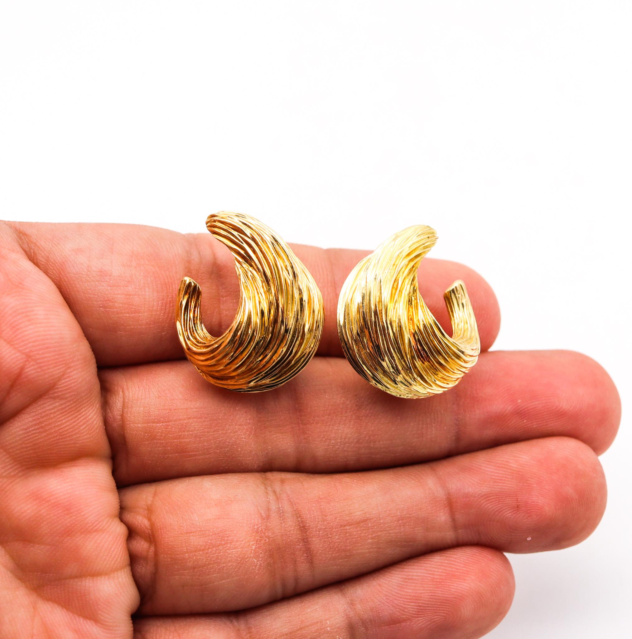 Fred of Paris 1960 Flames Curved Clips Earrings in Textured 18Kt Yellow Gold In Excellent Condition In Miami, FL