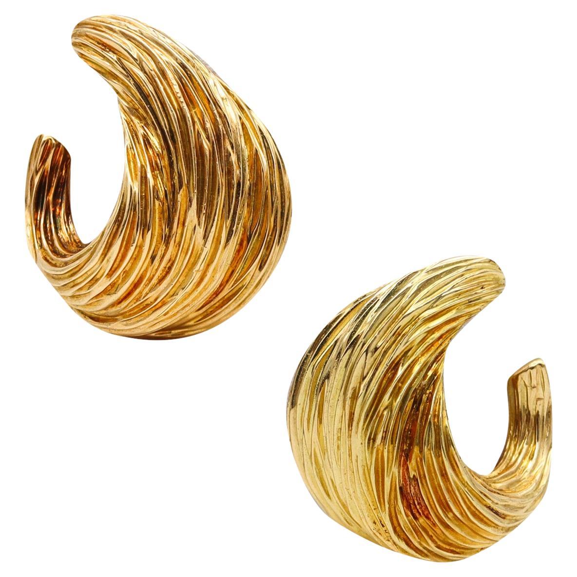 Fred of Paris 1960 Flames Curved Clips Earrings in Textured 18Kt Yellow Gold For Sale