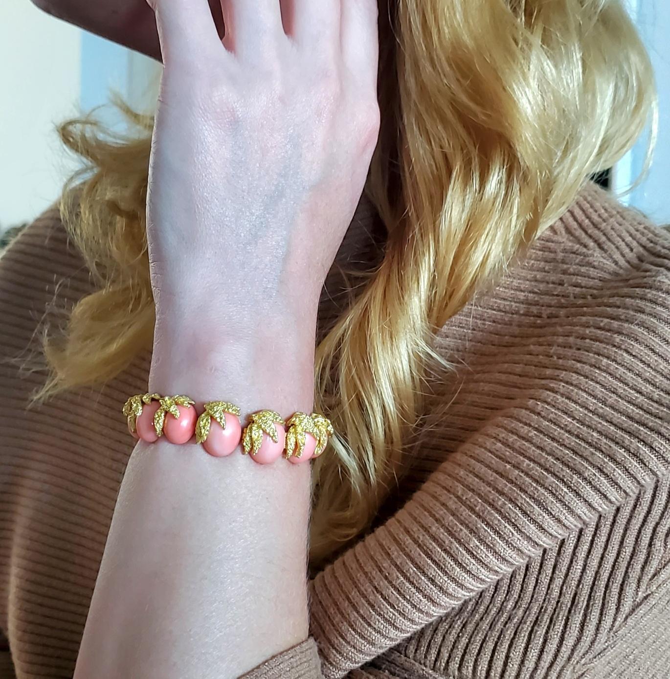 Armband mit Korallen, entworfen von Fred of Paris.

Fabelhaftes Armband aus flexiblen Gliedern, das in den 1970er Jahren in Paris vom Schmuckhaus Fred Joaillier entworfen wurde. Dieses einzigartige Stück ist aus massivem 18-karätigem Gelbgold