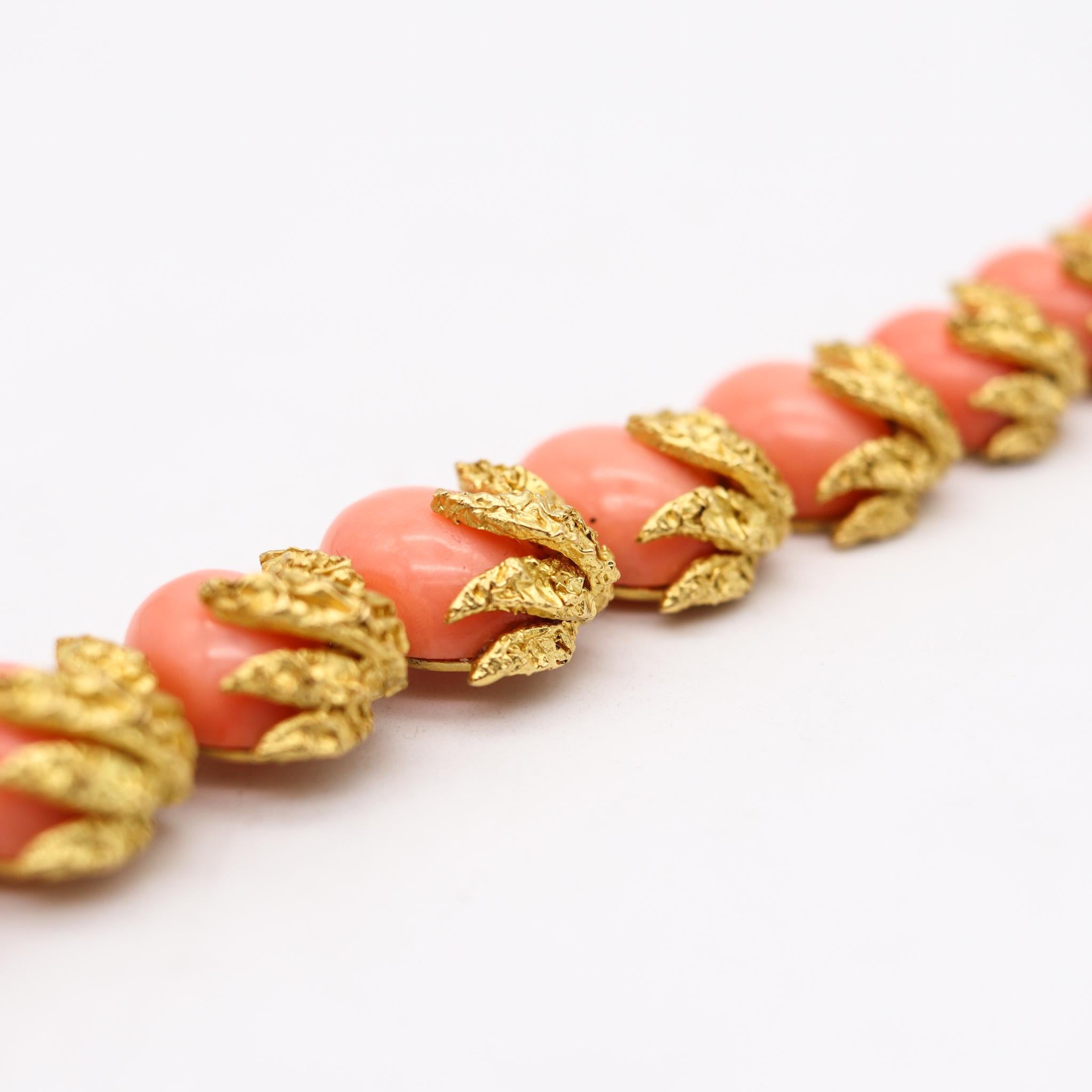 Cabochon Fred of Paris 1970 Bracelet in Textured 18kt Yellow Gold with Graduated Corals For Sale