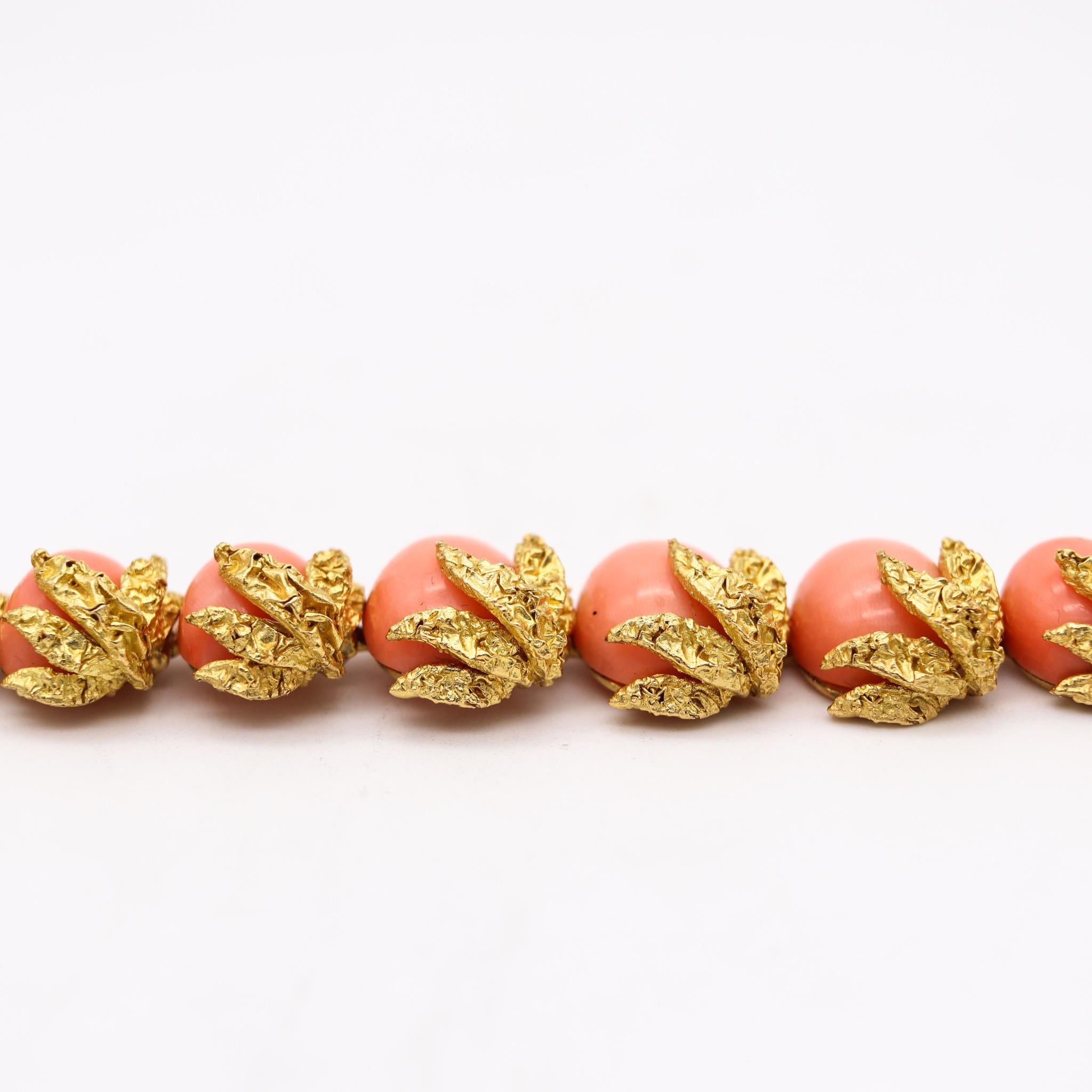 Fred of Paris 1970 Bracelet in Textured 18kt Yellow Gold with Graduated Corals In Excellent Condition For Sale In Miami, FL