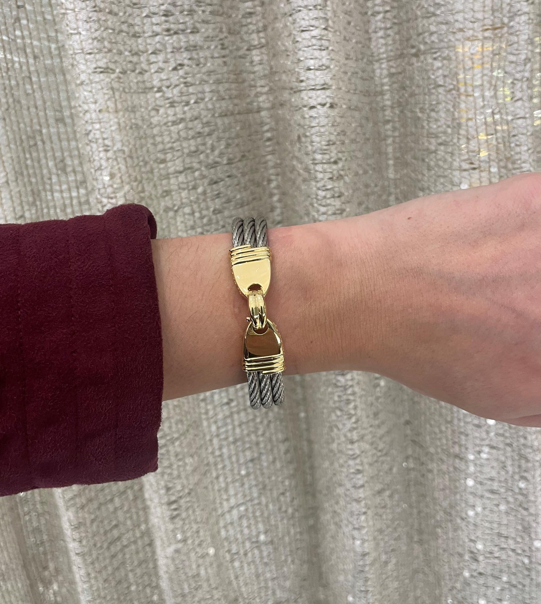 Armreif aus Edelstahl und 18-karätigem Gelbgold, Force 10, vom Designer Fred aus Paris, ca. 1990er Jahre. Dieser Armreif ist mit 3 Reihen von Kabeldrahtdesigns und einem übergroßen Verschluss aus Gelbgold gefertigt. Dieser Armreif ist 14 mm breit.