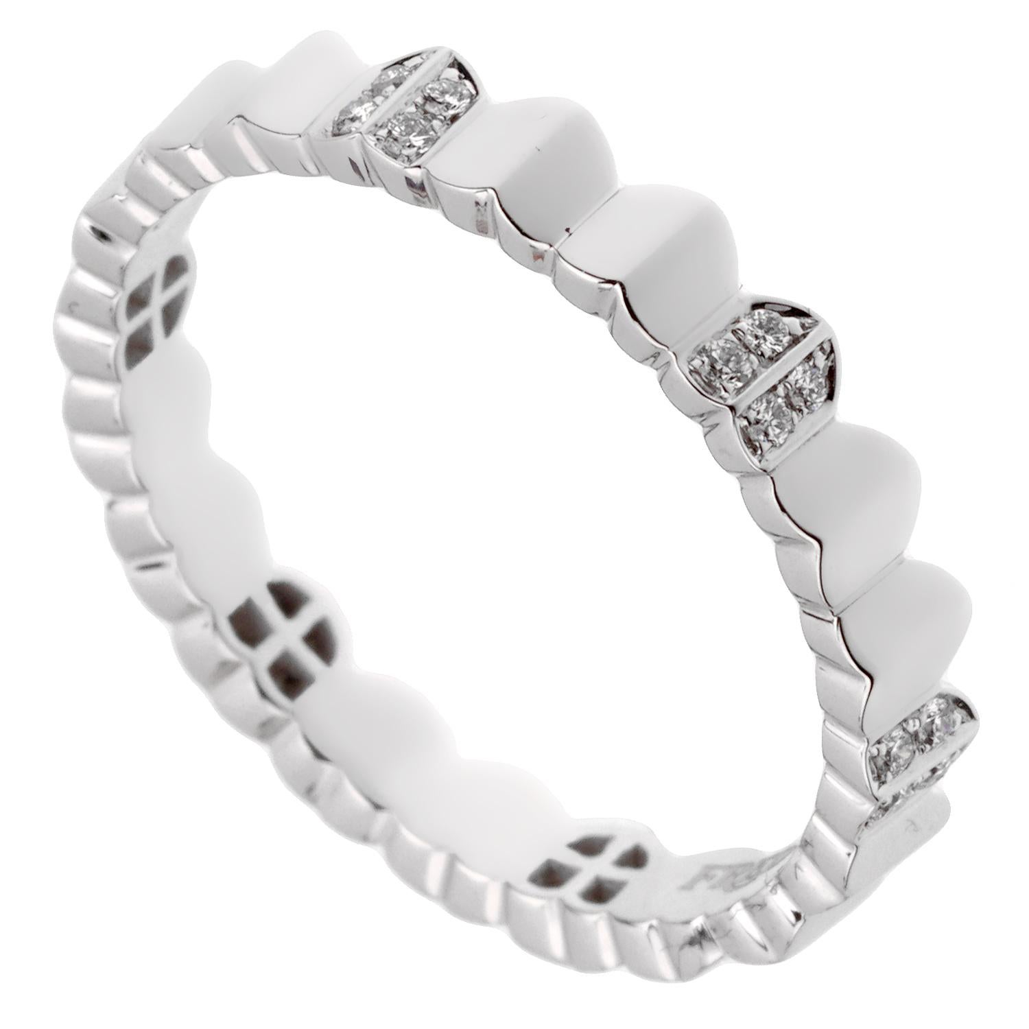 Un elegante anillo de eternidad Fred Paris con motivo de Arco adornado con diamantes talla brillante redondos en oro blanco de 18 quilates. El anillo mide una talla 6 1/4