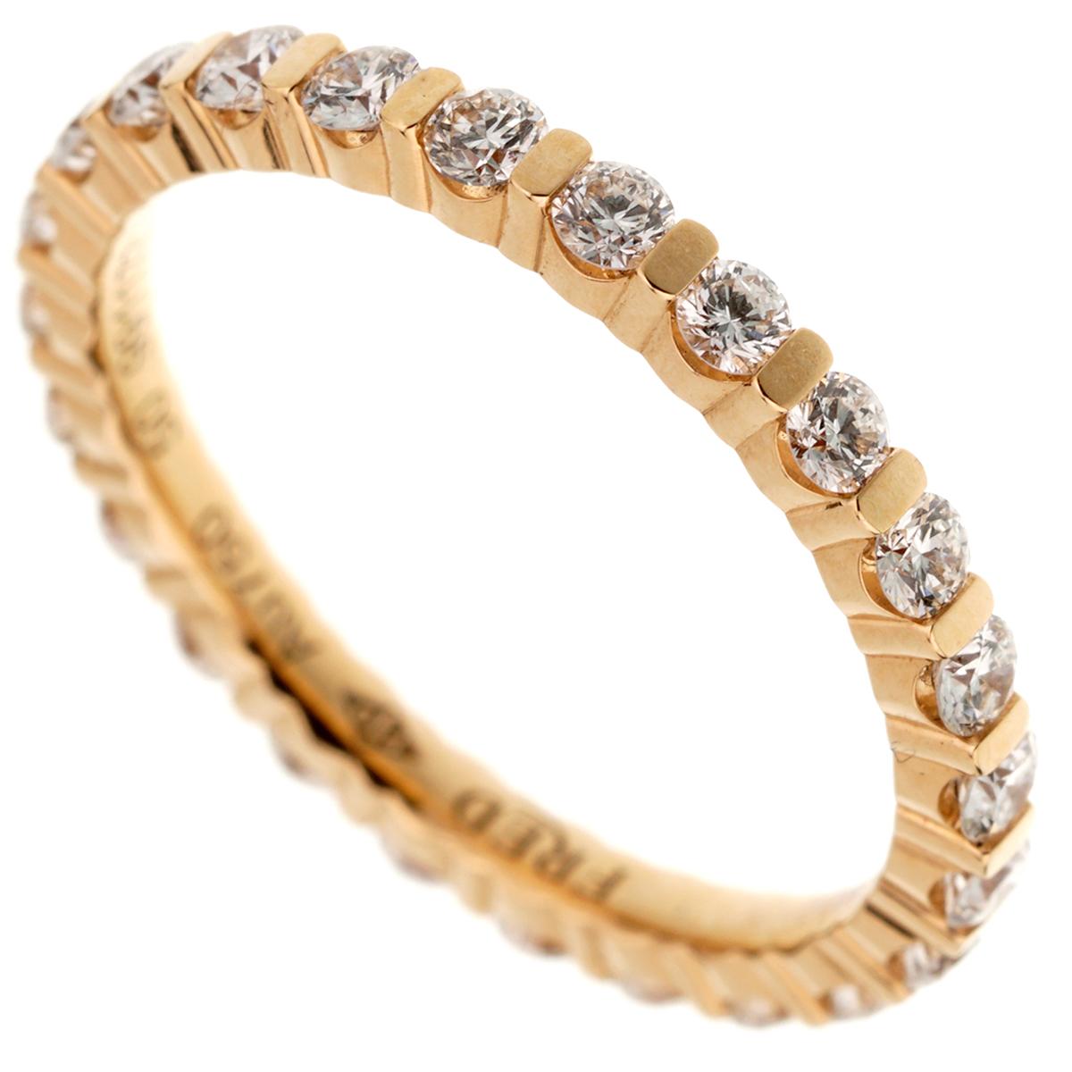 Une superbe bague éternelle en diamant Fred of Paris mettant en valeur les plus beaux diamants ronds de taille brillant sertis en or rose. La bague mesure une taille 5.