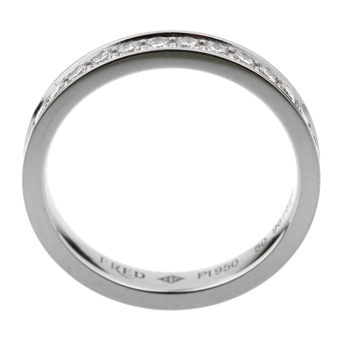 Uno splendido anello eternità con diamanti Fred of Paris che sfoggia i migliori diamanti rotondi taglio brillante incastonati nel platino. L'anello misura una taglia 5.
