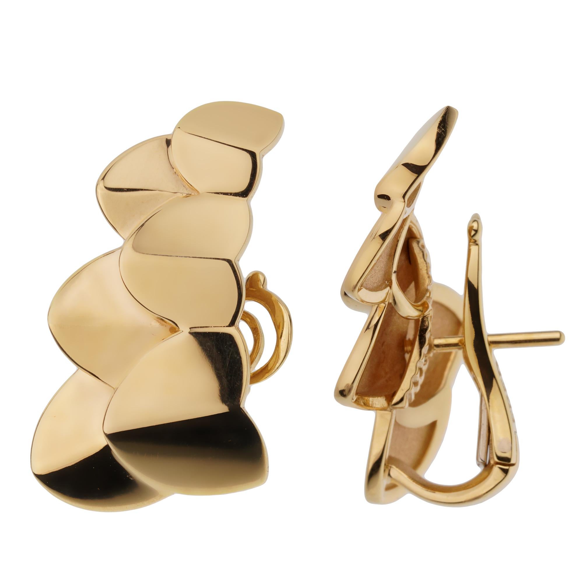 A fabulous brand new pair of Fred of Paris earrings showcasing a double arc motif in shimmering 18k yellow gold. The earrings have a length of 1.10