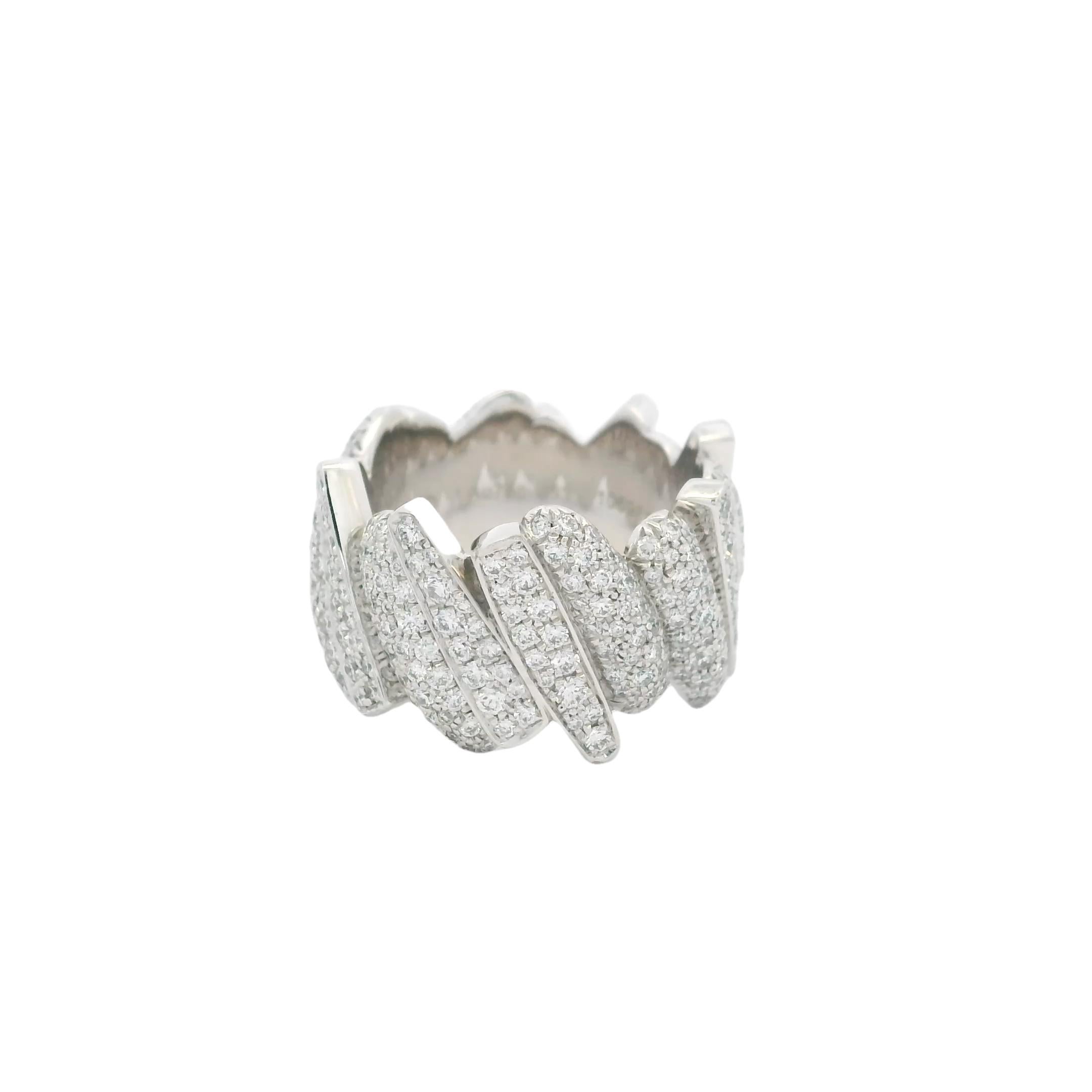 Créée par Fred of Paris, cette luxueuse bague est fabriquée en or blanc 18 carats et incrustée d'environ 2,18 carats de diamants pavés brillants. Le motif architectural audacieux présente des crêtes angulaires qui se chevauchent et créent une