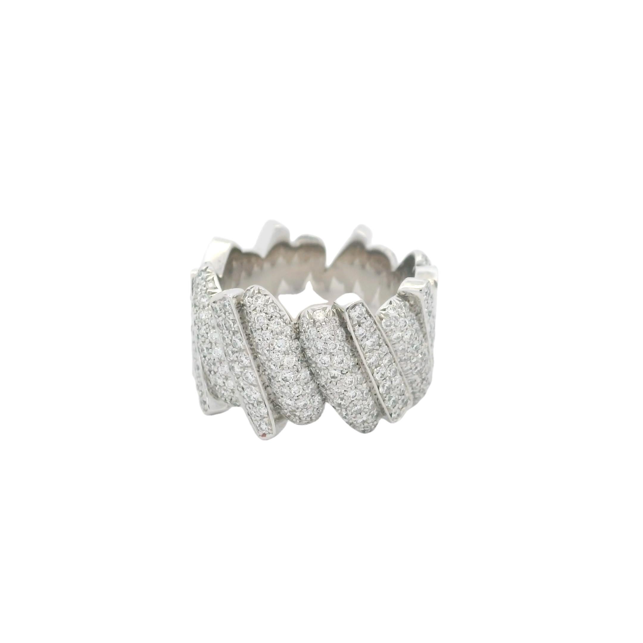Fred of Paris - Bague en or blanc 18 carats avec pavé de diamants, 2,18 carats Excellent état - En vente à Miami, FL