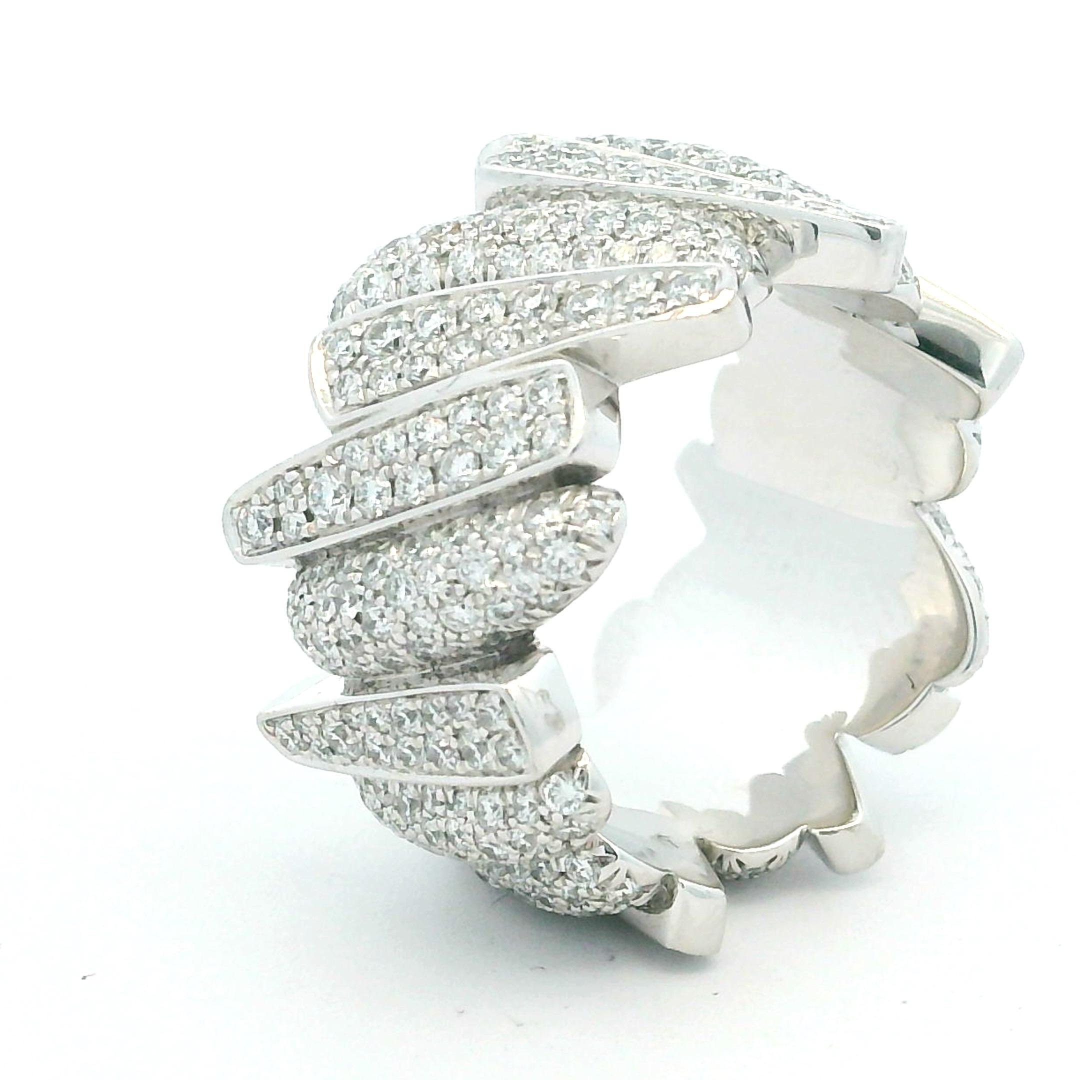 Fred Paris Pavé-Diamantbandring aus 18 Karat Weißgold, 2,18 Karat im Angebot 1