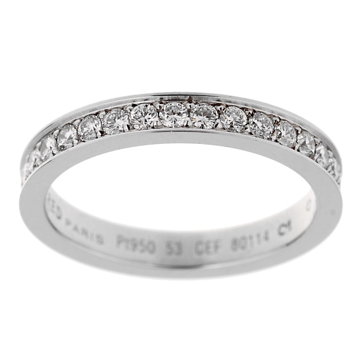 Un anneau d'éternité classique en diamant Fred of Paris, l'anneau est serti des meilleurs diamants ronds de taille brillant Fred of Paris dans du platine durable. La bague mesure une taille 6 1/4.

Sku 2664