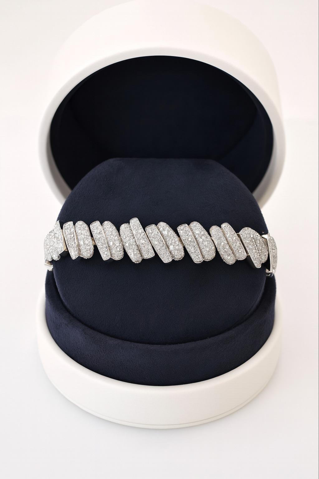 Fred of Paris Success 18k White Gold Pave Diamond Bracelet In Excellent Condition For Sale In Chicago, IL
