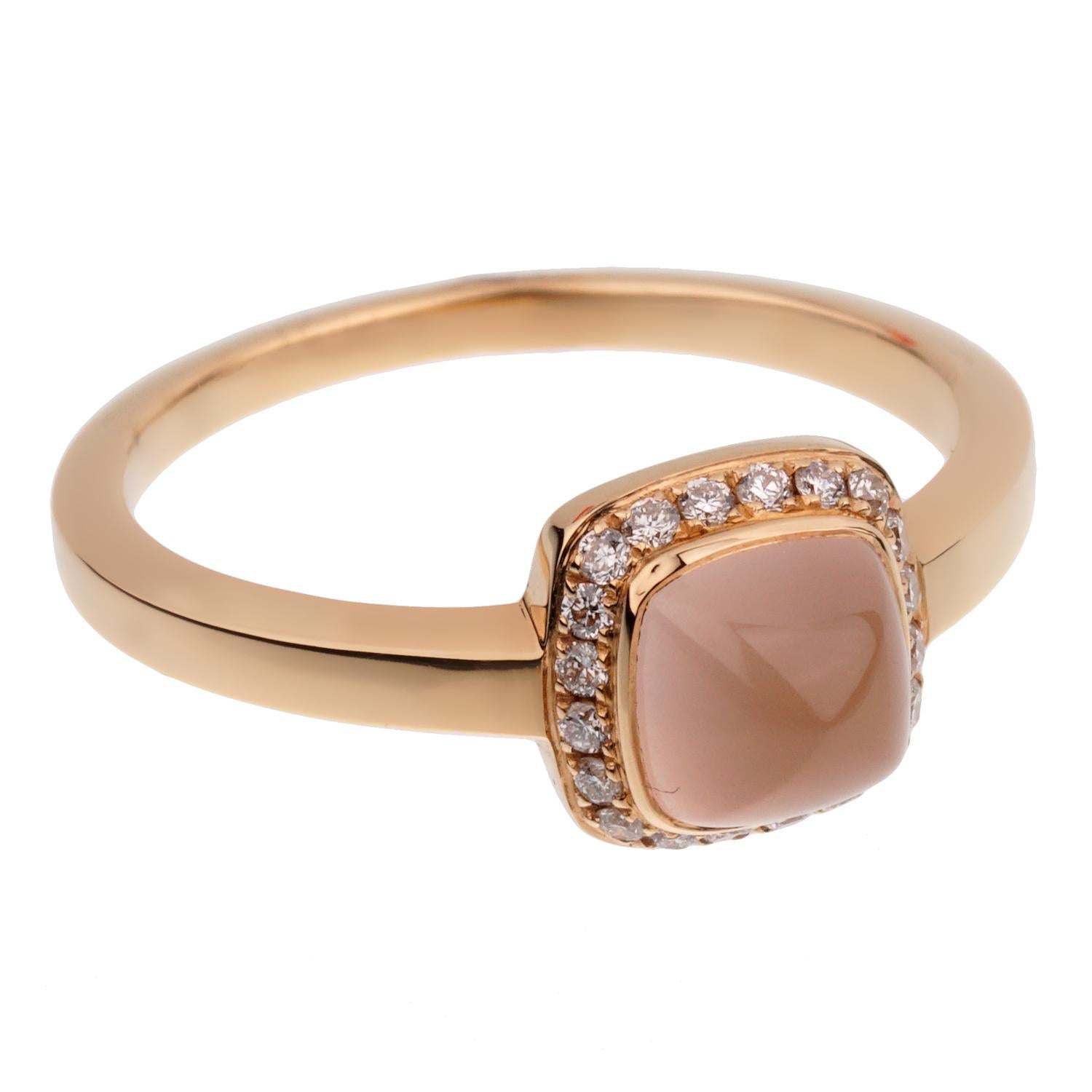 Ein fabelhafter brandneuer Ring von Fred of Paris mit einem Rosenquarz, der mit runden Diamanten im Brillantschliff in schimmerndem 18-karätigem Roségold verziert ist. Der Ring hat die Größe 4 3/4 und kann bei Bedarf in der Größe angepasst werden.