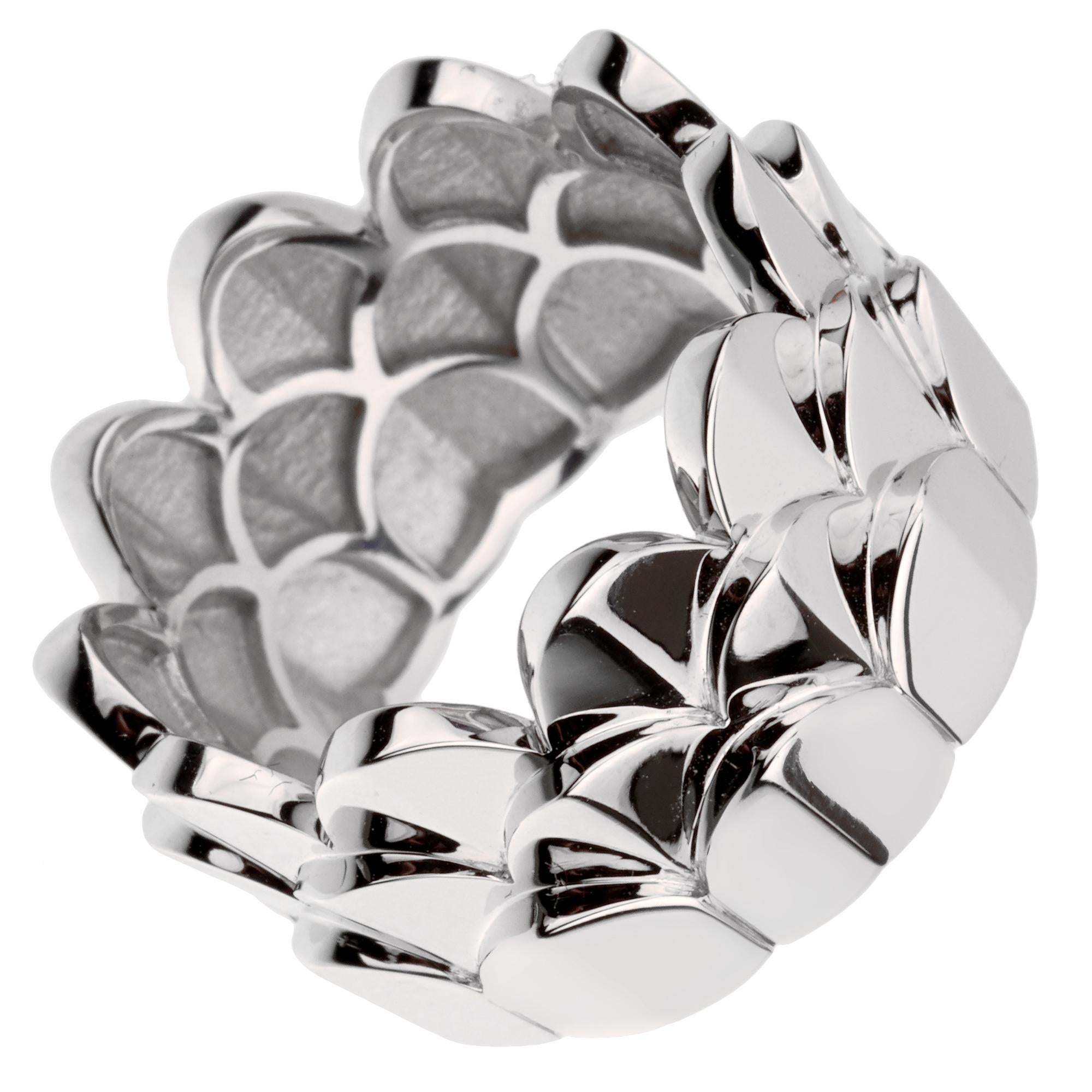 Une fabuleuse bague en or blanc de Fred of Paris, toute neuve, présentant un motif en triple arc en or blanc 18 carats étincelant. La bague mesure une taille 53 / us 6 1/2, et mesure 0,43