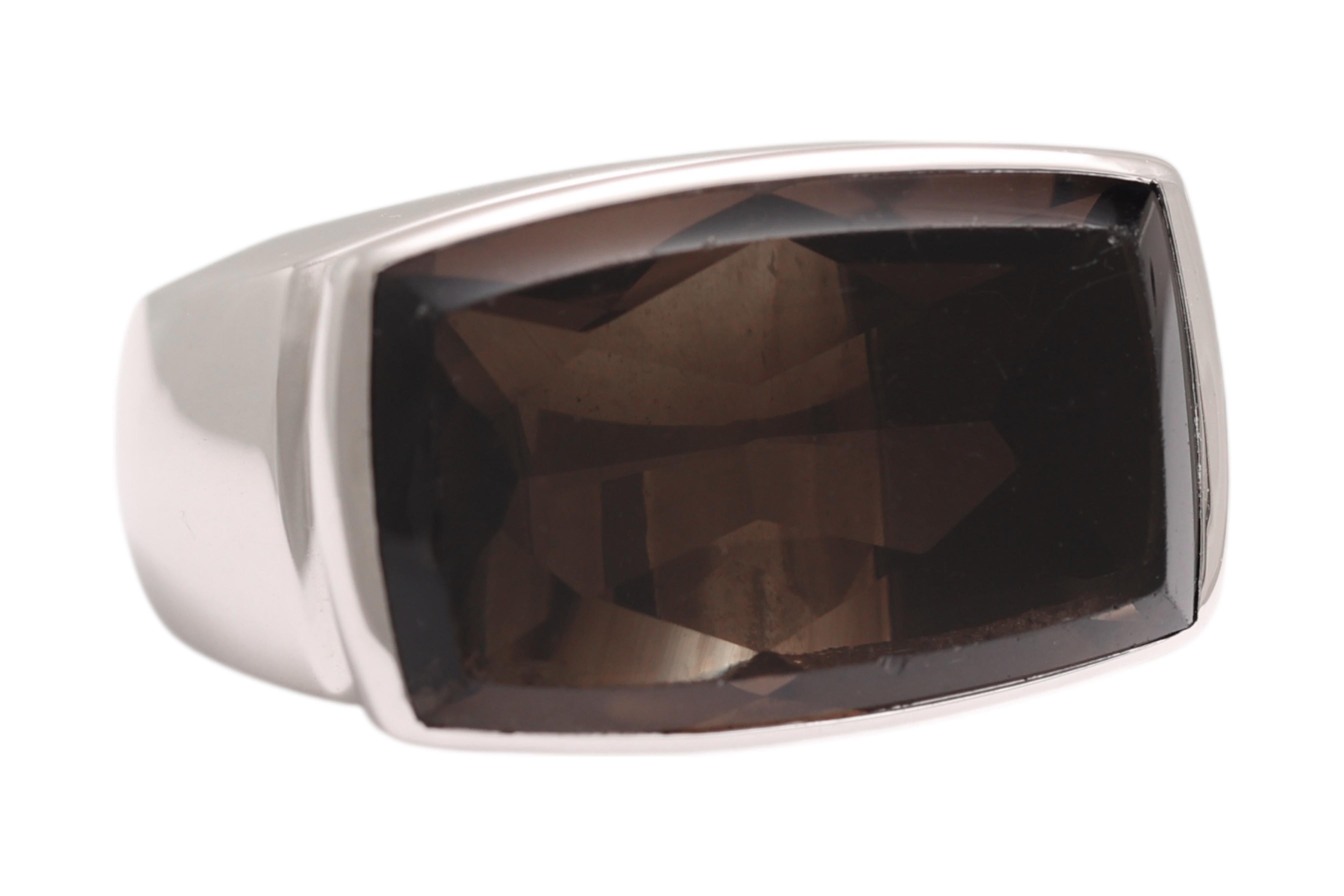 Fred Paris 18 Kt Weißgold mit riesigem natürlichen Rauchquarz

 Gewicht : 24.9 Gramm / 16 Dwt

MATERIAL: 18kt Weißgold, Quarz.

 Größe: 64 (die Größe kann kostenlos geändert werden)

 Rauchquarz: 13,7 mm x 22 mm.