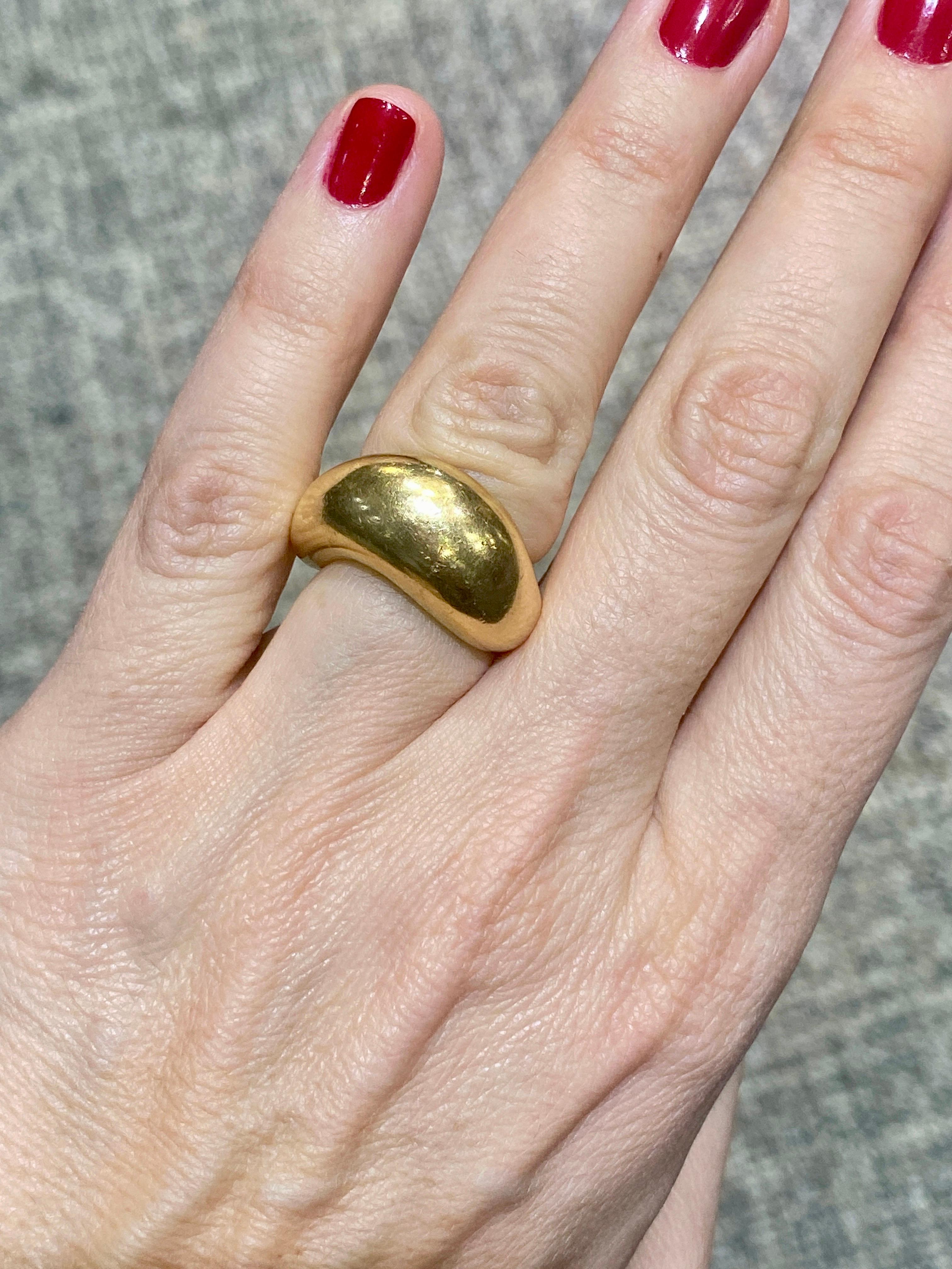 Dieser asymmetrische Ring aus poliertem 18-karätigem Gold von Fred Paris wurde in den 1980er Jahren hergestellt. Sie ist Teil eines Sets mit einem asymmetrischen Armreif, der separat auf 1stDibs gelistet ist.