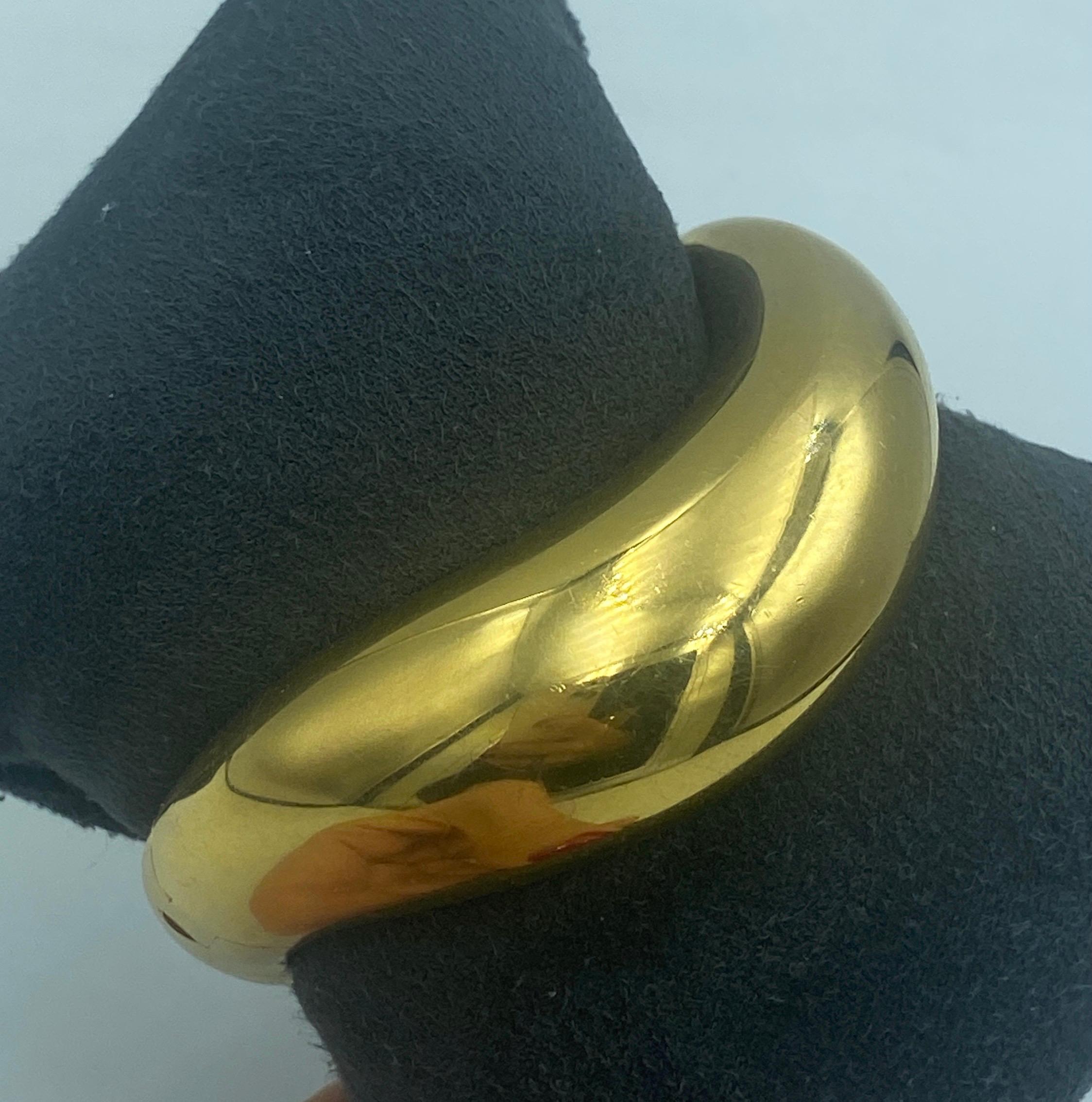 Fred Paris 18k gold asymetric gold bangle In Good Condition For Sale In London, GB