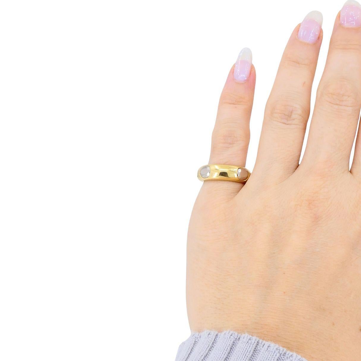 Este llamativo anillo de Fred Paris muestra el audaz lenguaje de diseño arquitectónico de la casa de finales del siglo XX. Elaborado en oro amarillo de 18 quilates, el anillo presenta cuatro piedras de hematites talla rosa engarzadas en bisel, cada