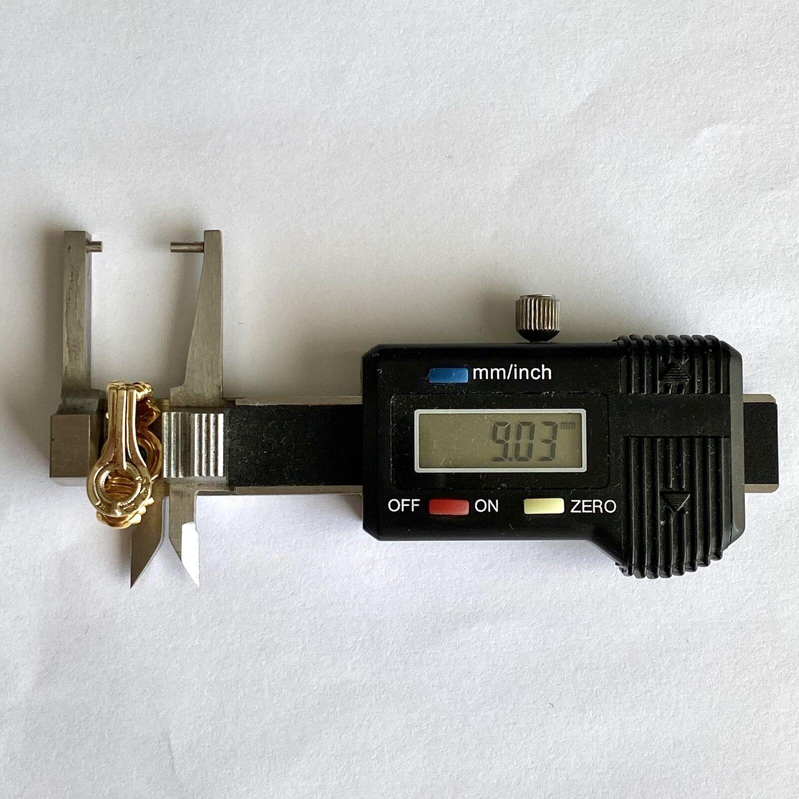 FRED PARIS Ohrclips aus 18 Karat Gelbgold und Smaragd Circa 1980er Jahre Vintage (Rundschliff) im Angebot