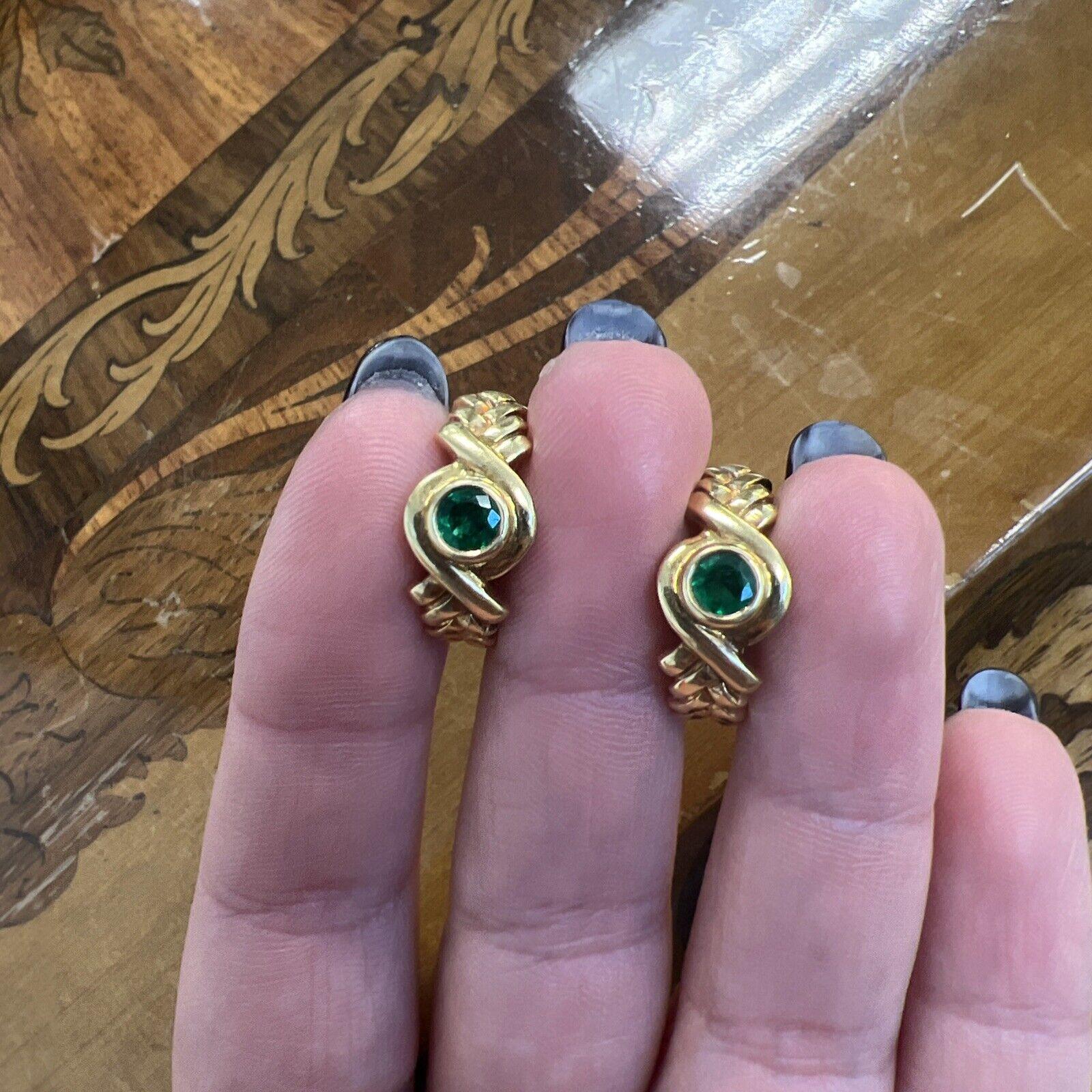 FRED PARIS 18k Yellow Gold & Emerald Clip On Hoop Earrings Circa 1980s Vintage In Excellent Condition For Sale In Beverly Hills, CA