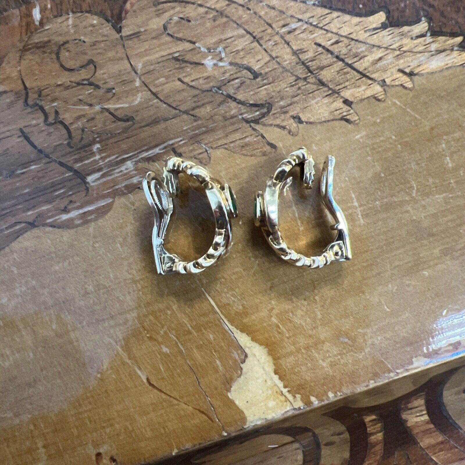 FRED PARIS Ohrclips aus 18 Karat Gelbgold und Smaragd Circa 1980er Jahre Vintage im Angebot 1