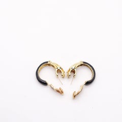 FRED PARIS 1970–1980: Schwarz emaillierte Schlangenohrringe aus massivem 18-Karat-Gelbgold