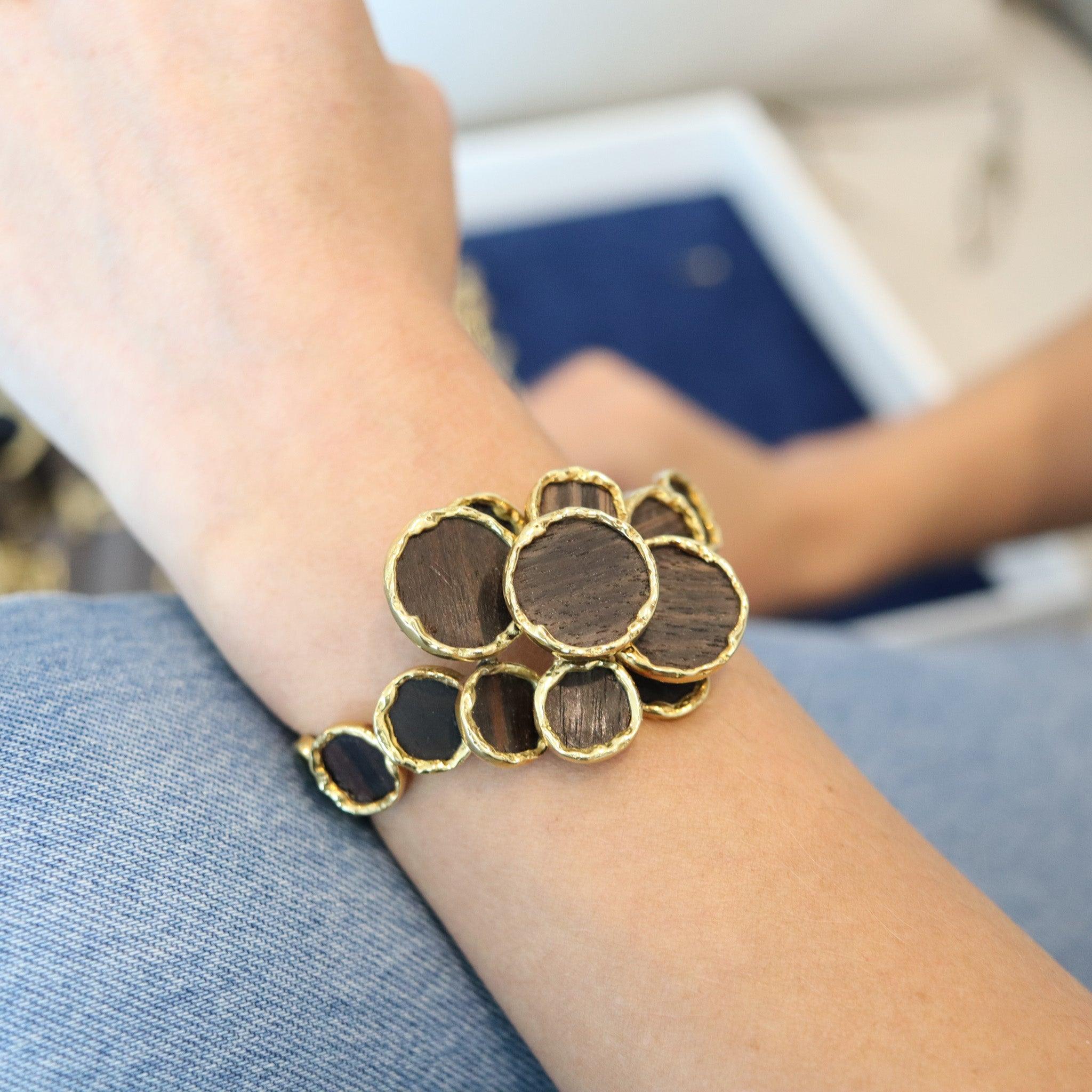 Una pulsera modernista diseñada por Fred de París.

Se trata de un fabuloso brazalete-brazalete modernista abstracto creado en París, Francia, por la casa de joyería Fred Joaillier, allá por 1970. Esta pulsera excepcionalmente rara ha sido