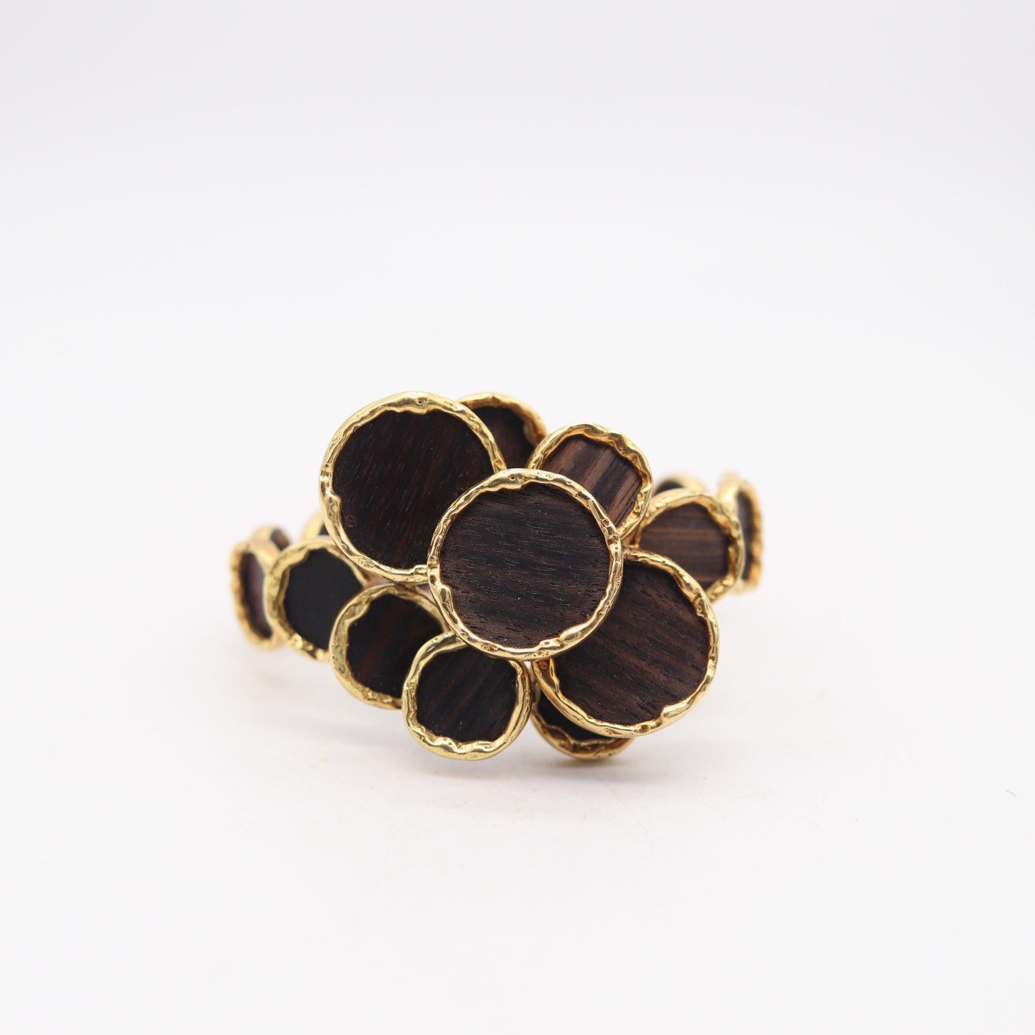 FRED Paris 1970 Brazalete escultórico de oro amarillo de 18 quilates y madera tallada Modernista en venta